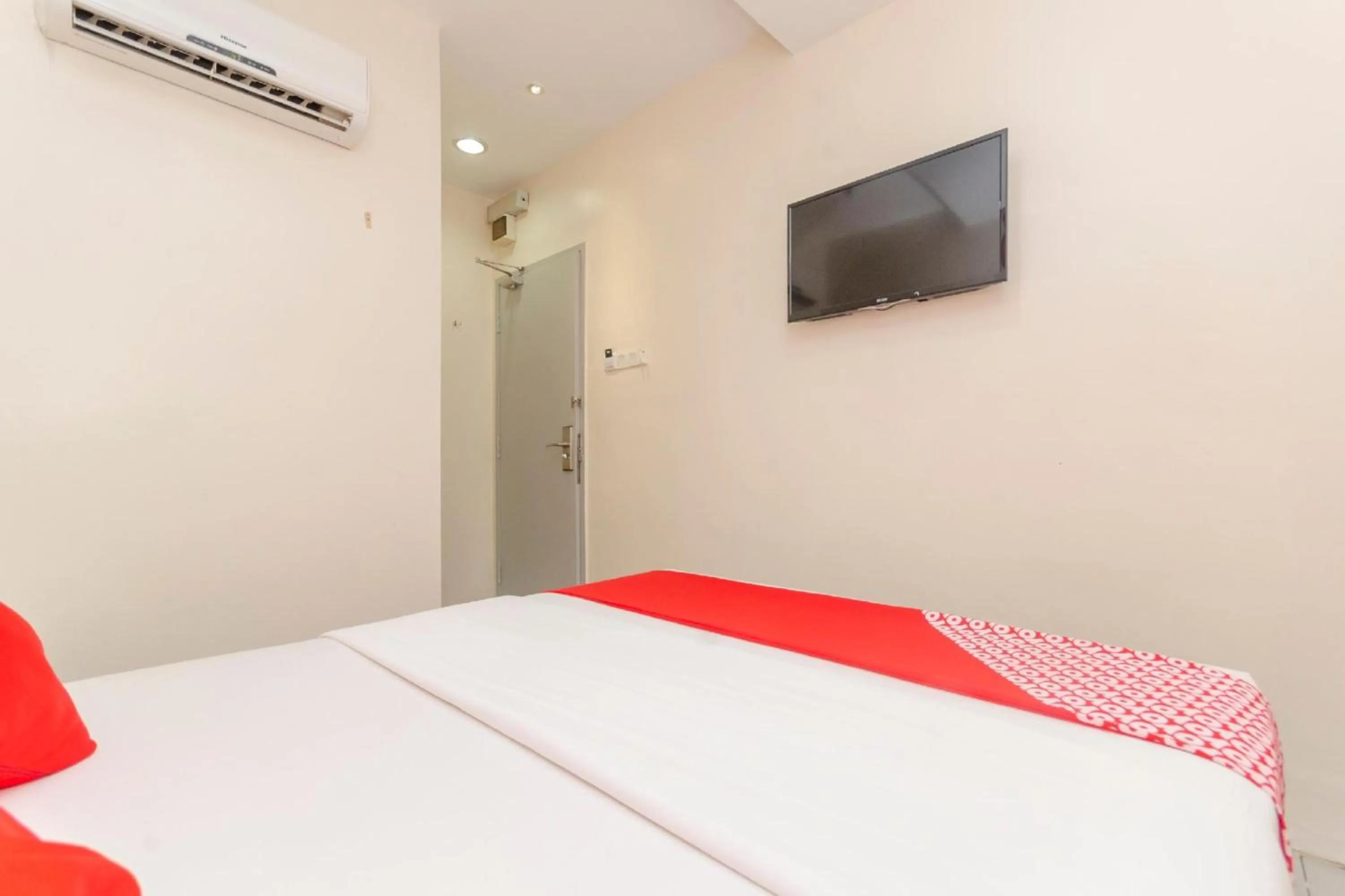 Bedroom, Bed in Skudai Hotel