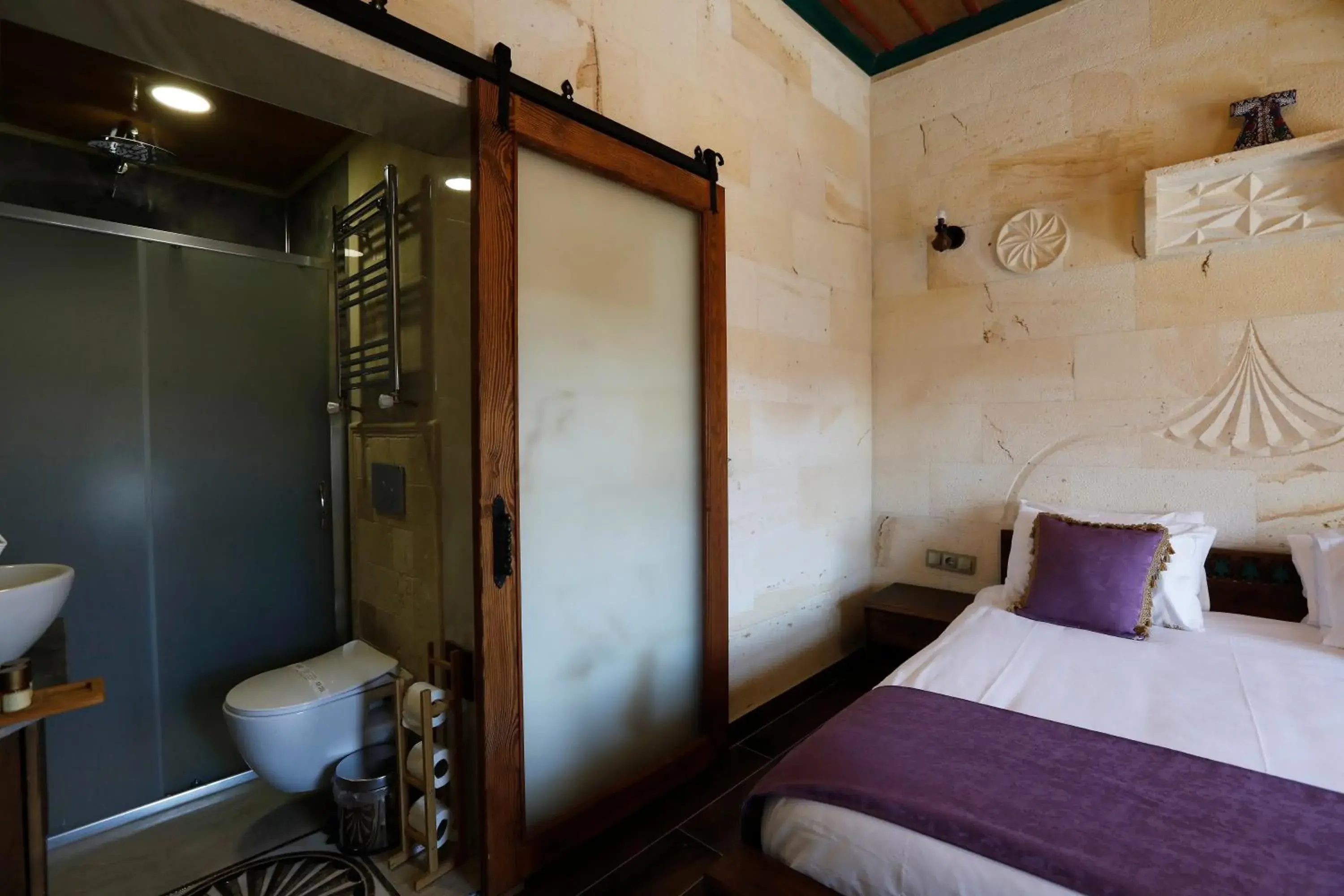 Bathroom, Bed in Ada Cave Suites Bathroom, Bed in Ada Cave Suites