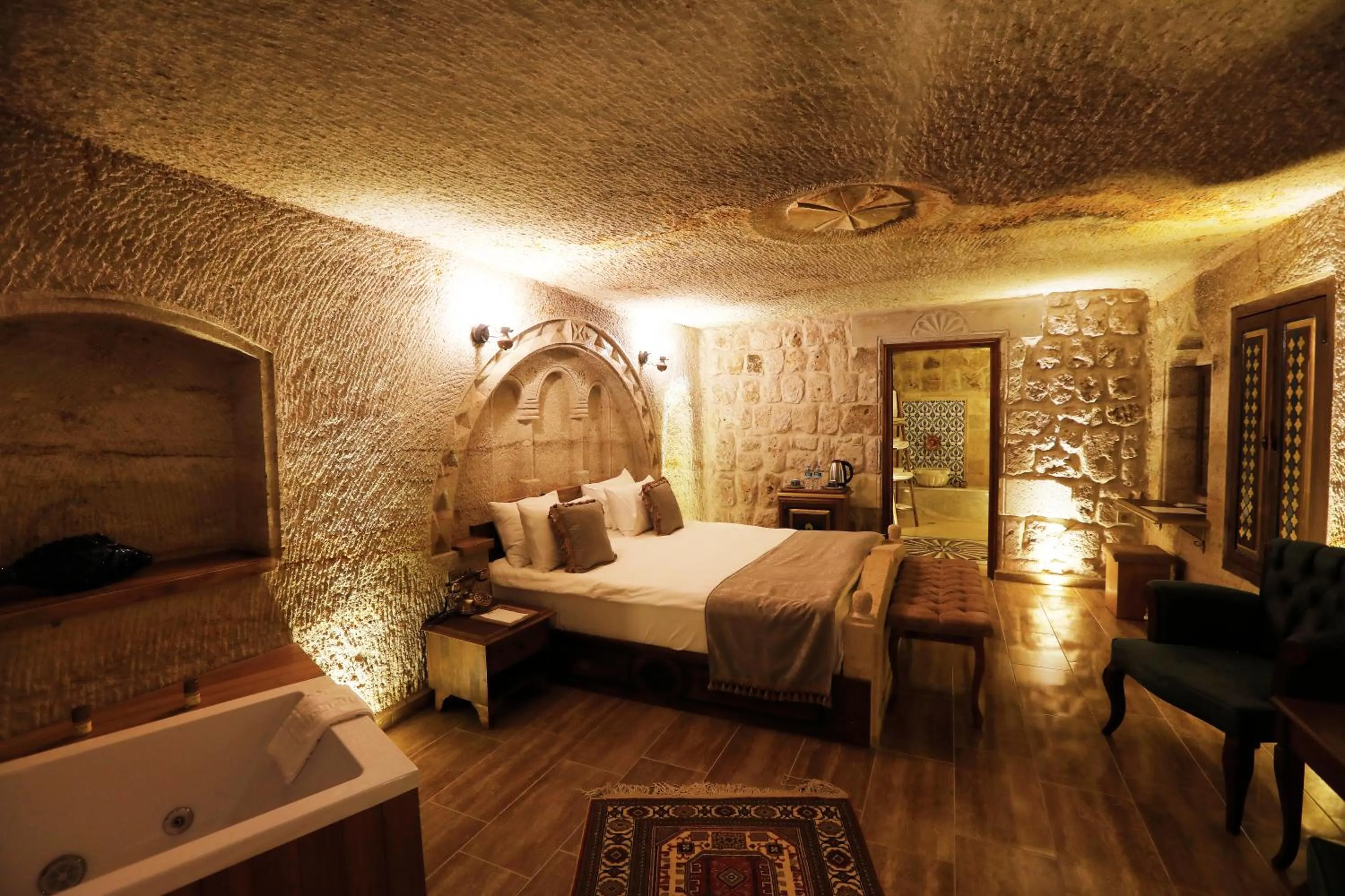 Photo of the whole room, Bed in Ada Cave Suites