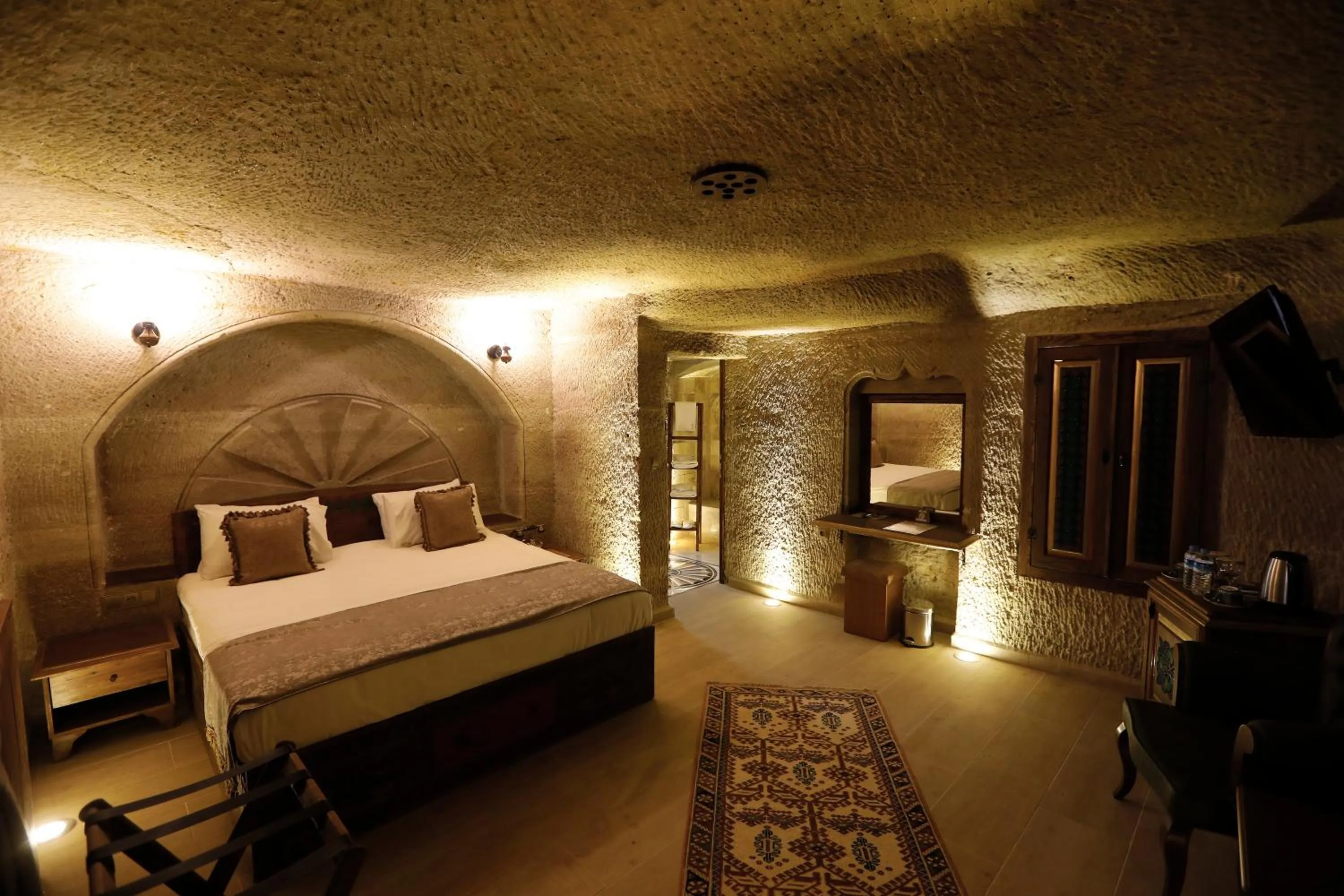 Photo of the whole room, Bed in Ada Cave Suites