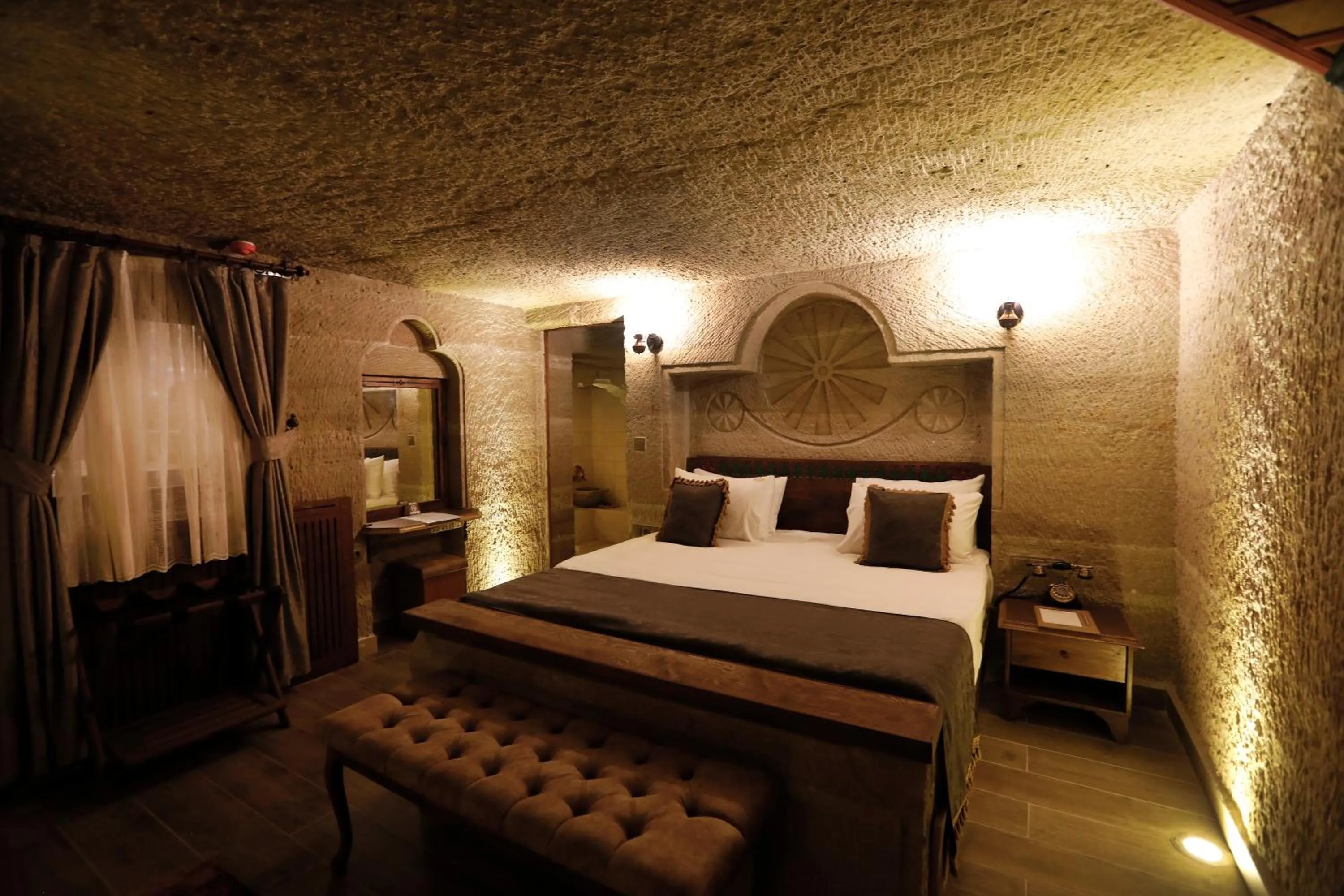 Photo of the whole room, Bed in Ada Cave Suites