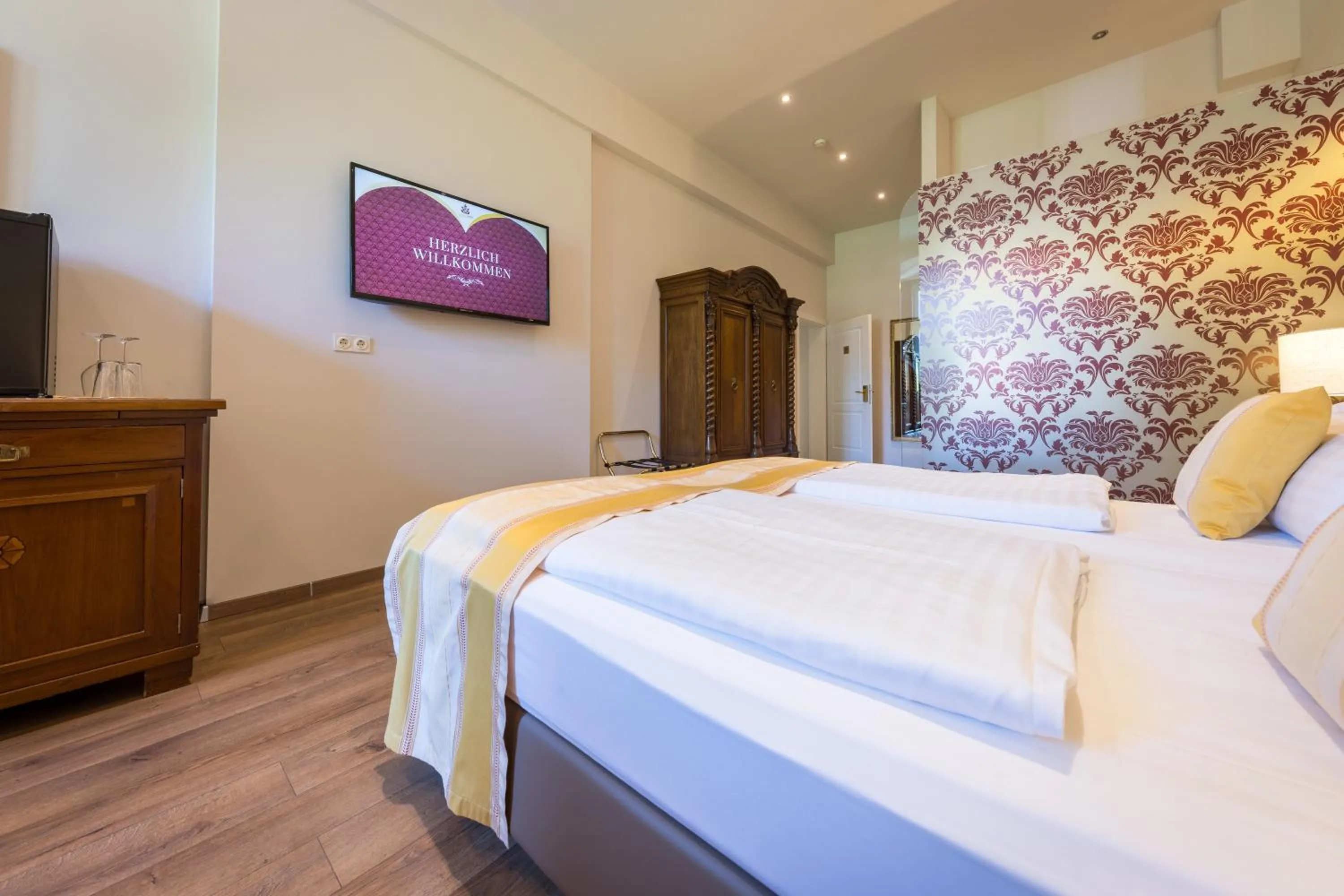 Photo of the whole room, Bed in Schlosshotel Mondsee