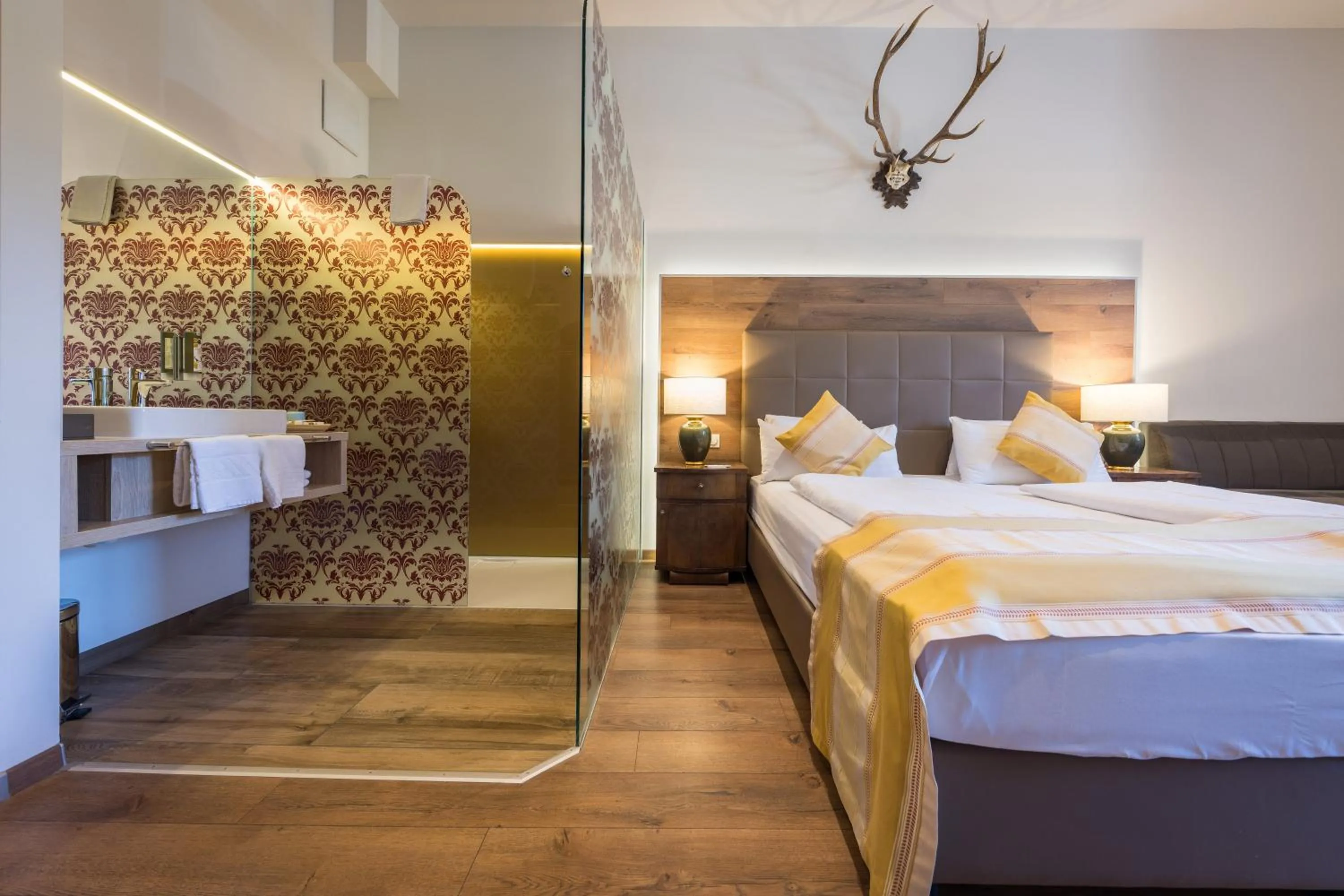 Photo of the whole room, Bed in Schlosshotel Mondsee