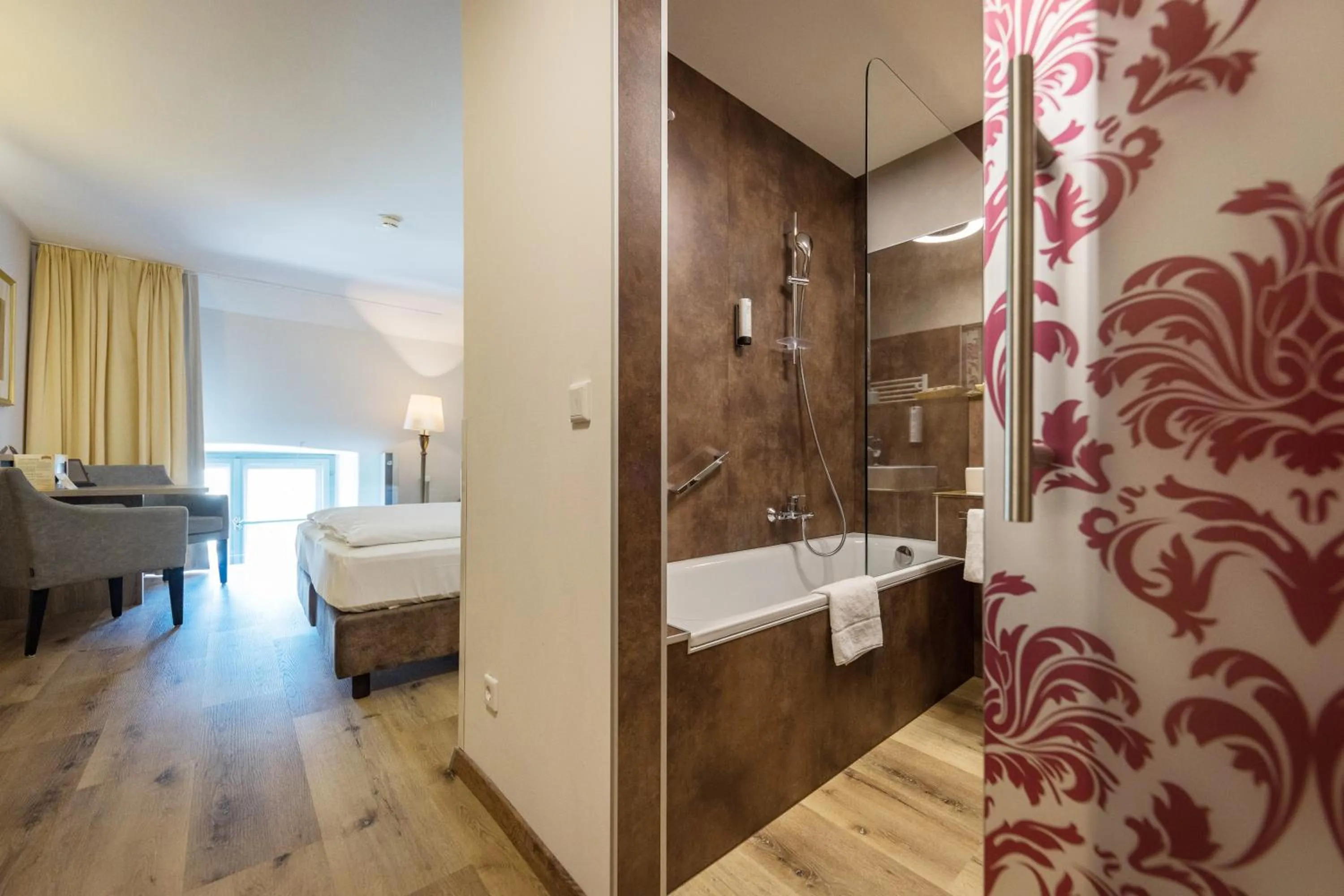 Bathroom, Bed in Schlosshotel Mondsee