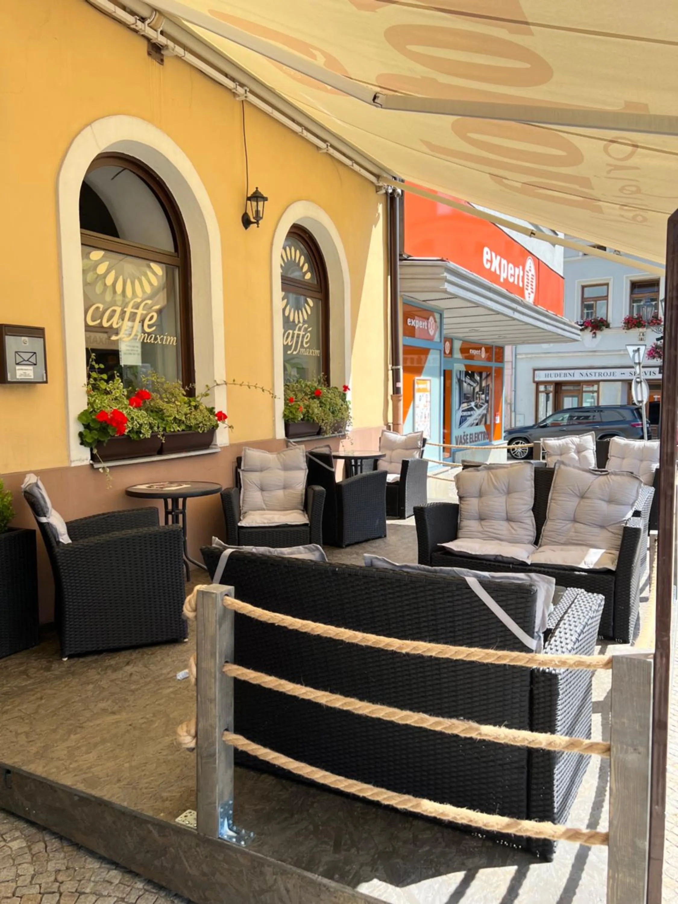 Restaurant/places to eat in Hotel Maxim