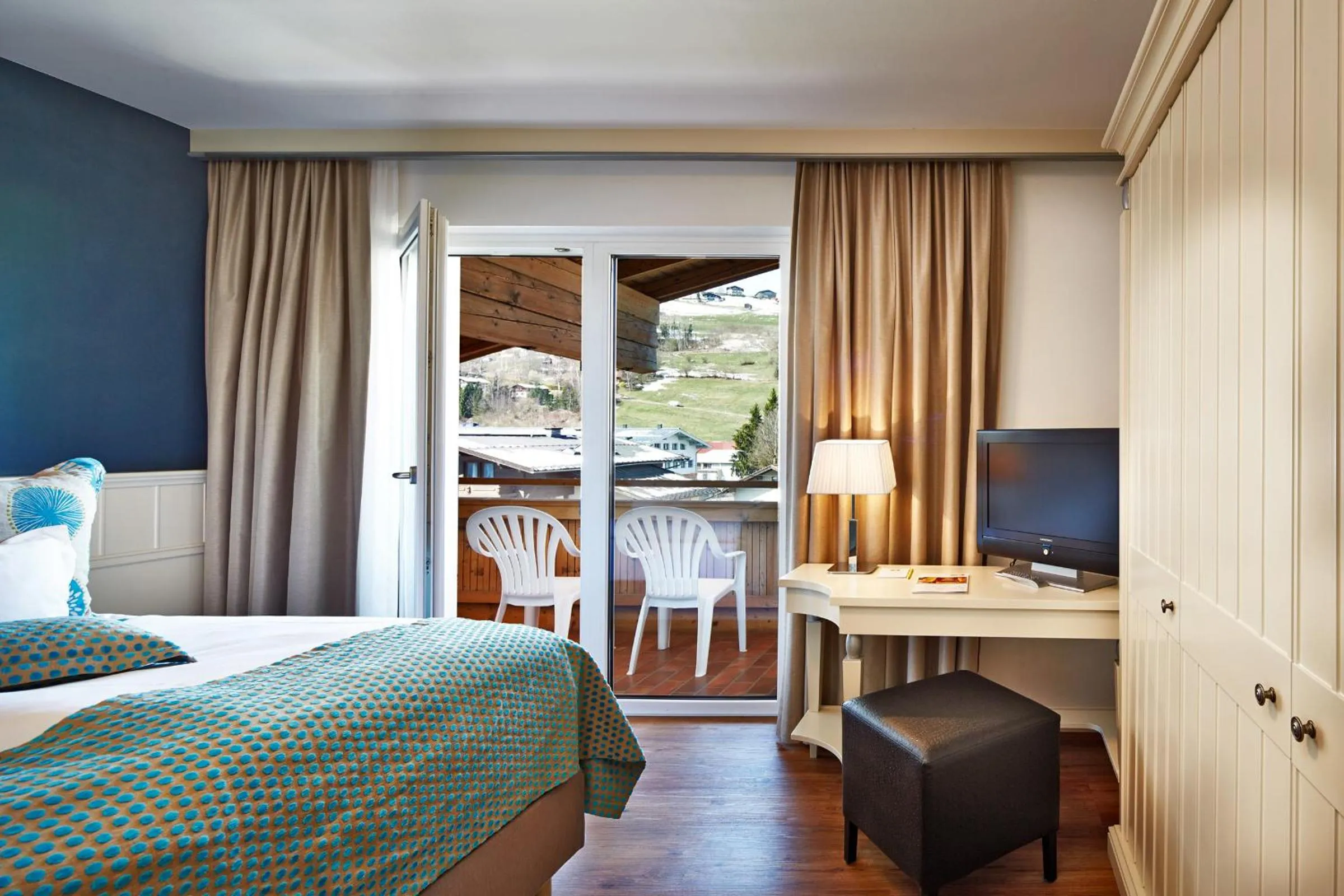 Photo of the whole room, Bed in Hotel Barbarahof 4 stars Superior - Adults Only "soft" from 10 years - Skibus-stop