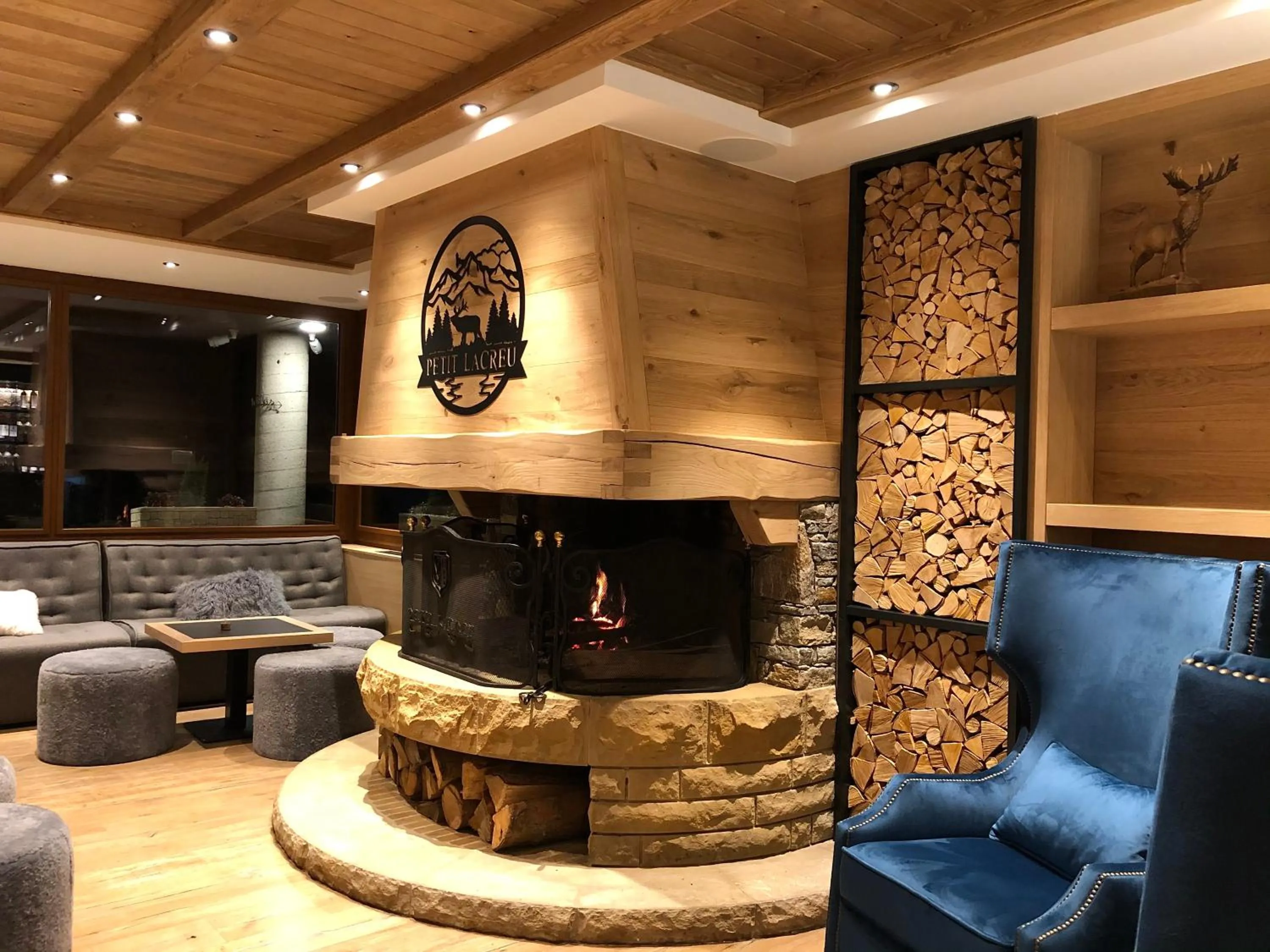 Lounge or bar in Hotel Petit Lacreu