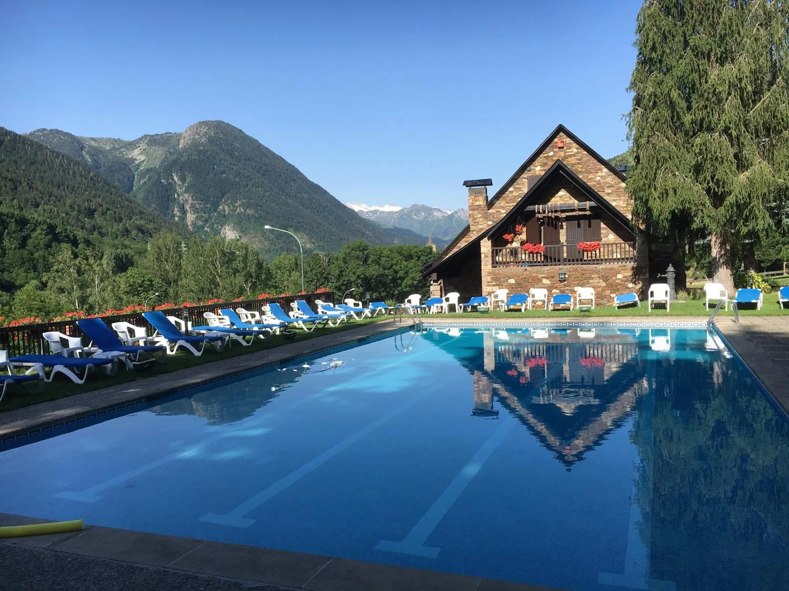 Swimming pool in Hotel Petit Lacreu