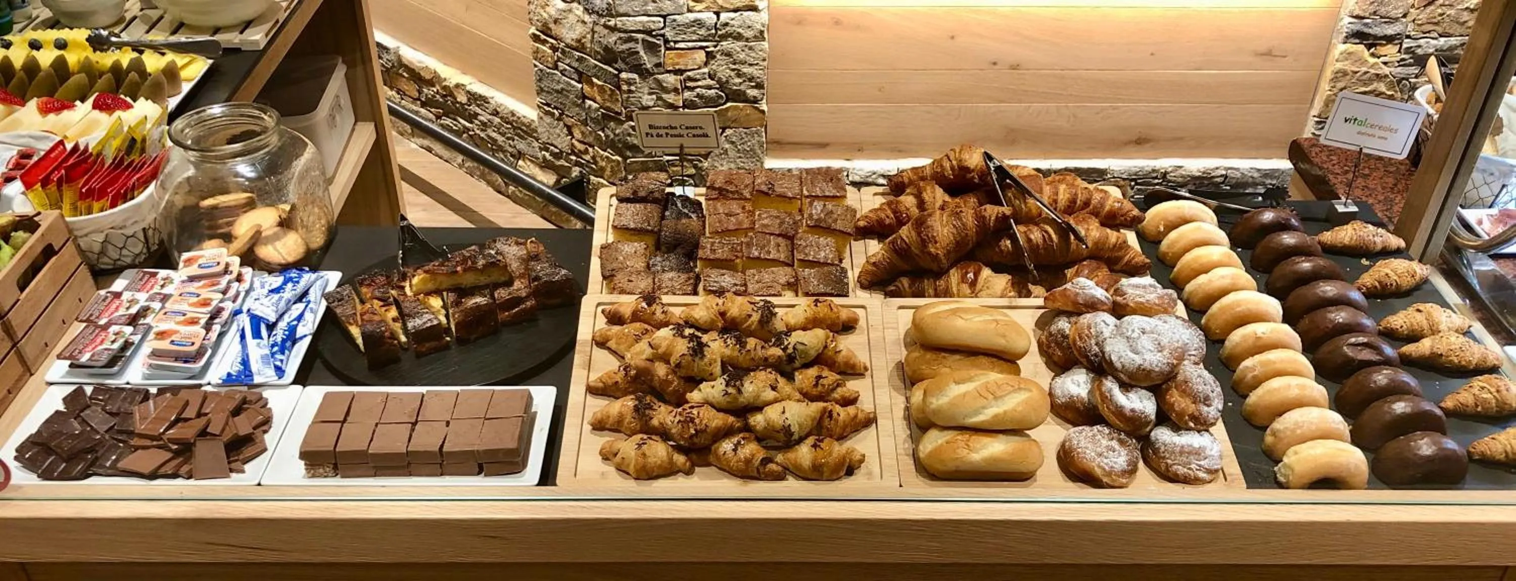 Food and drinks in Hotel Petit Lacreu