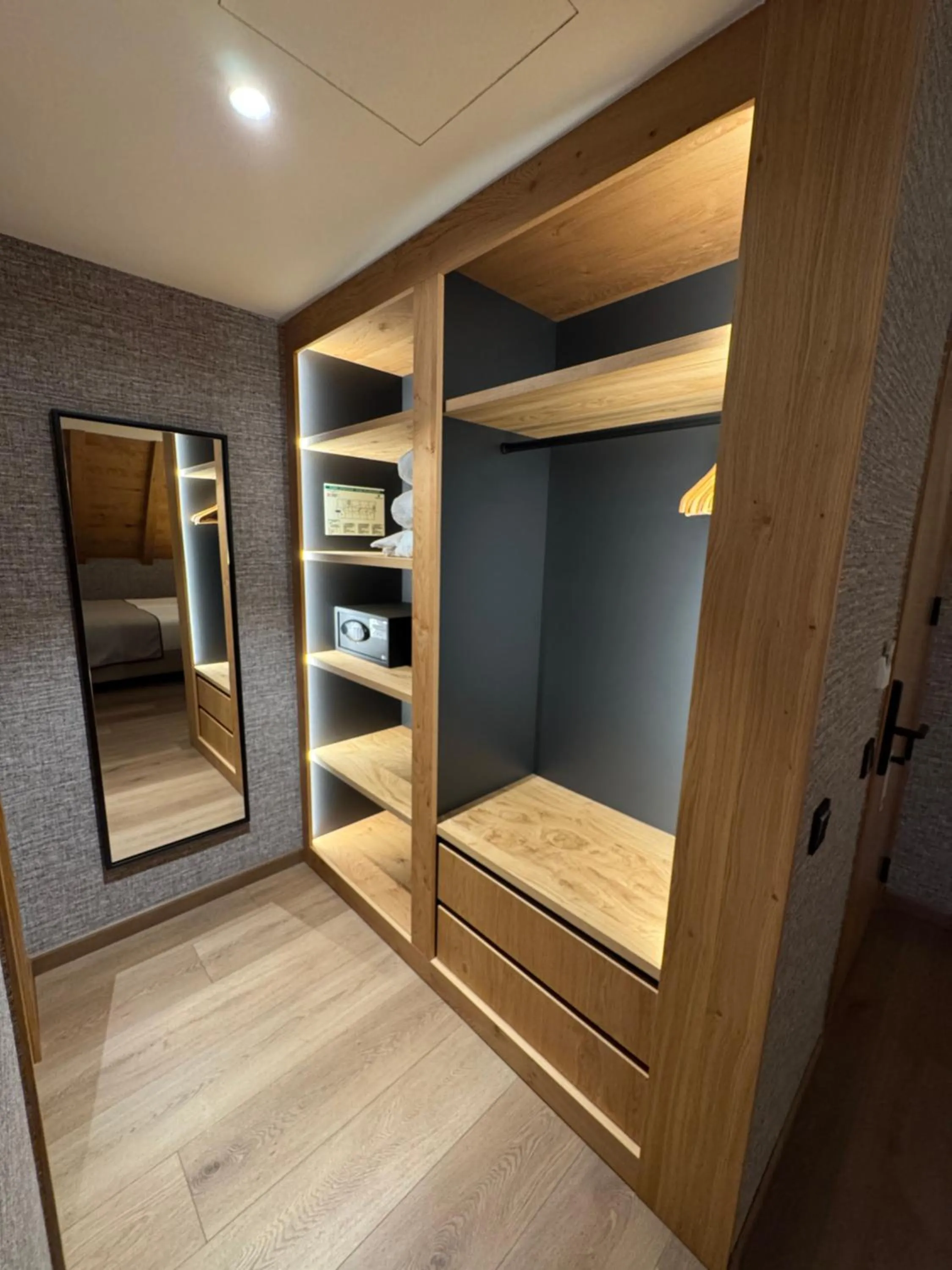 wardrobe in Hotel Petit Lacreu