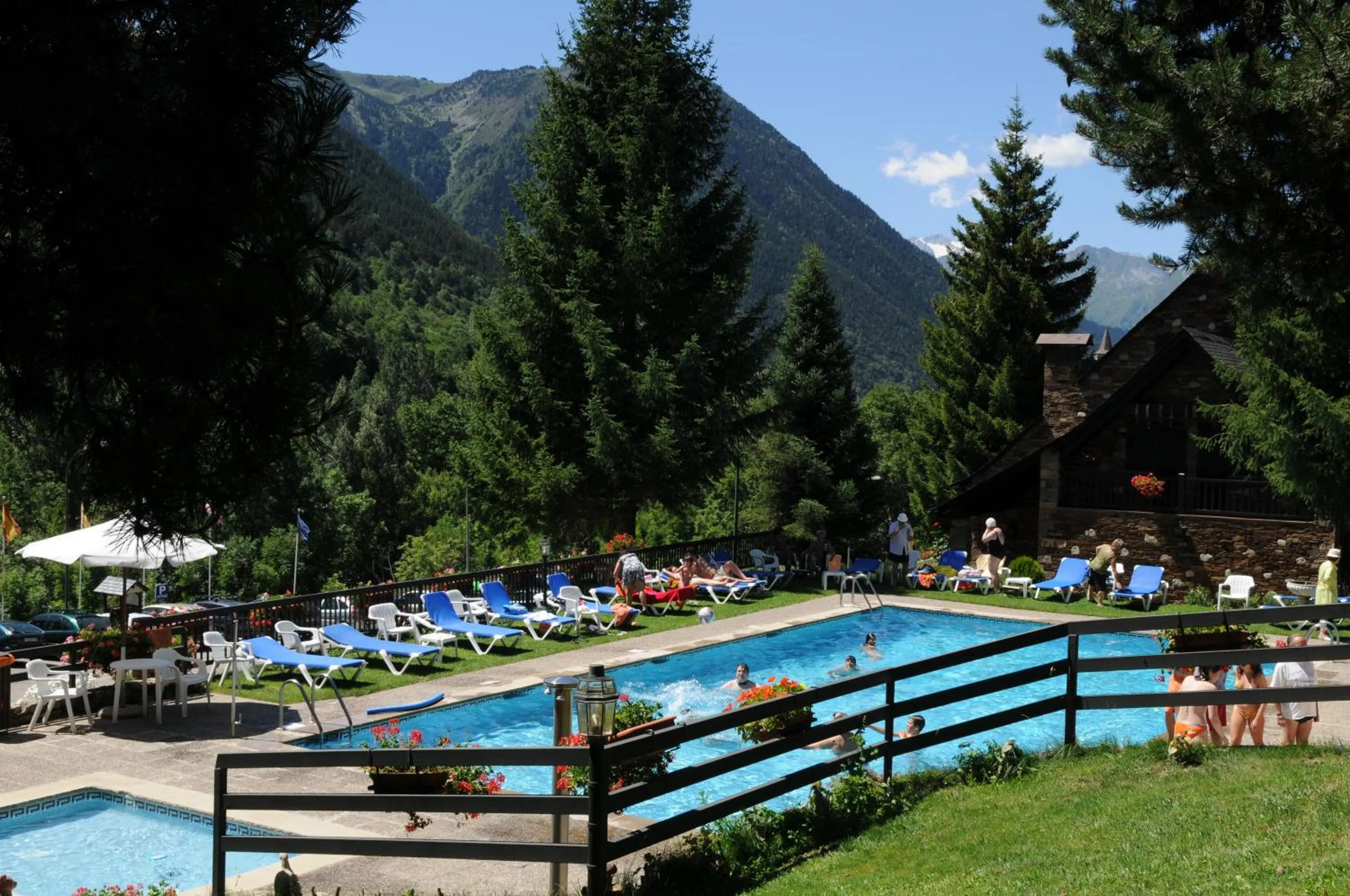 Pool view in Hotel Petit Lacreu