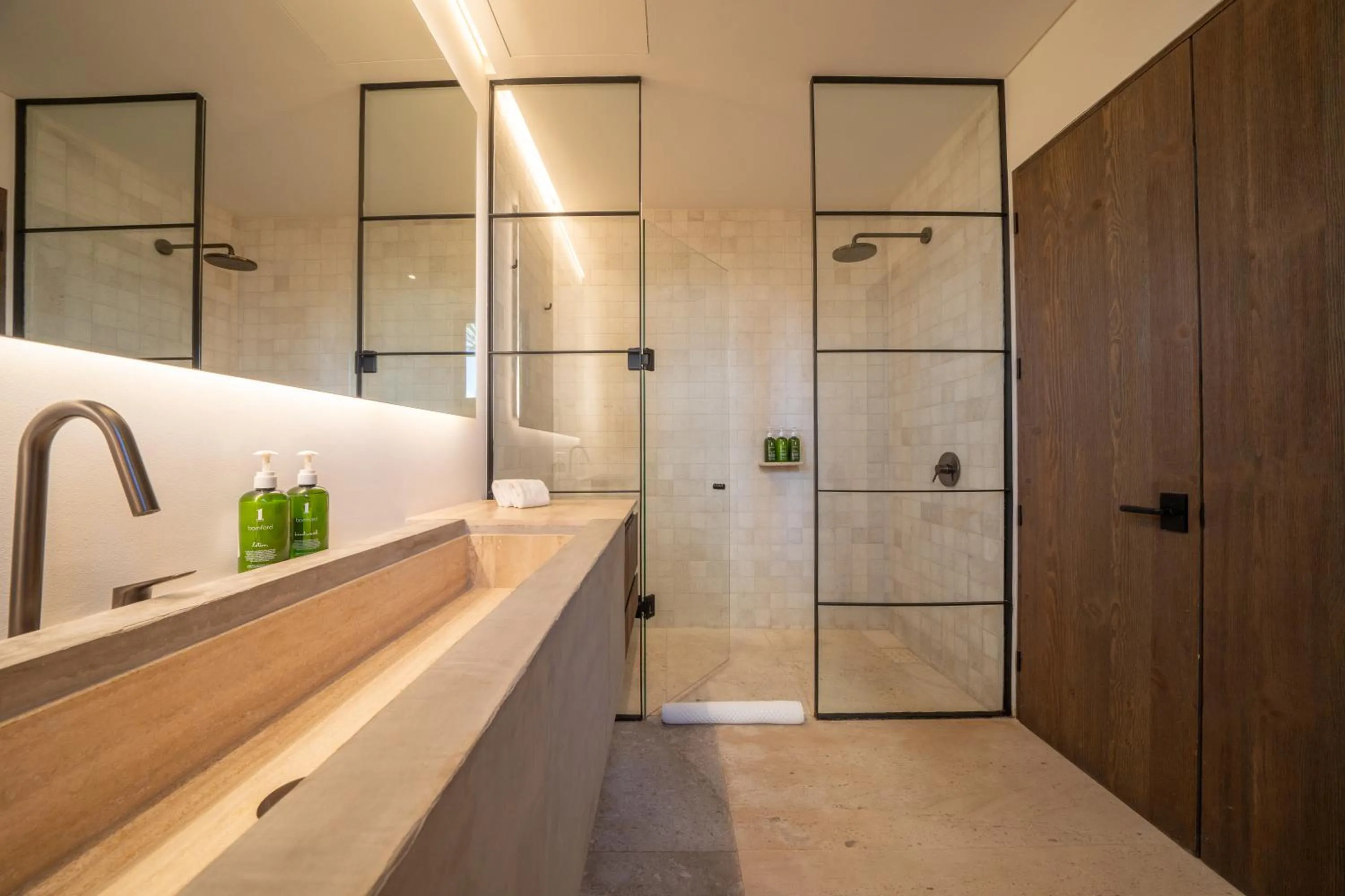 Shower in 1 Homes Preview Cabo