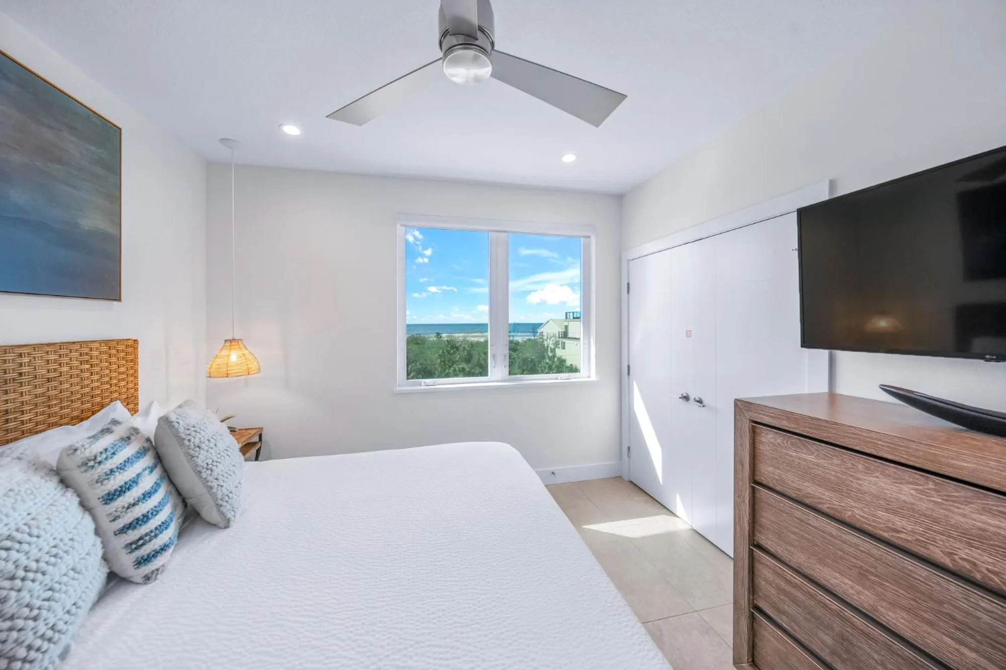 Communal lounge/ TV room, Bed in The Rooftop