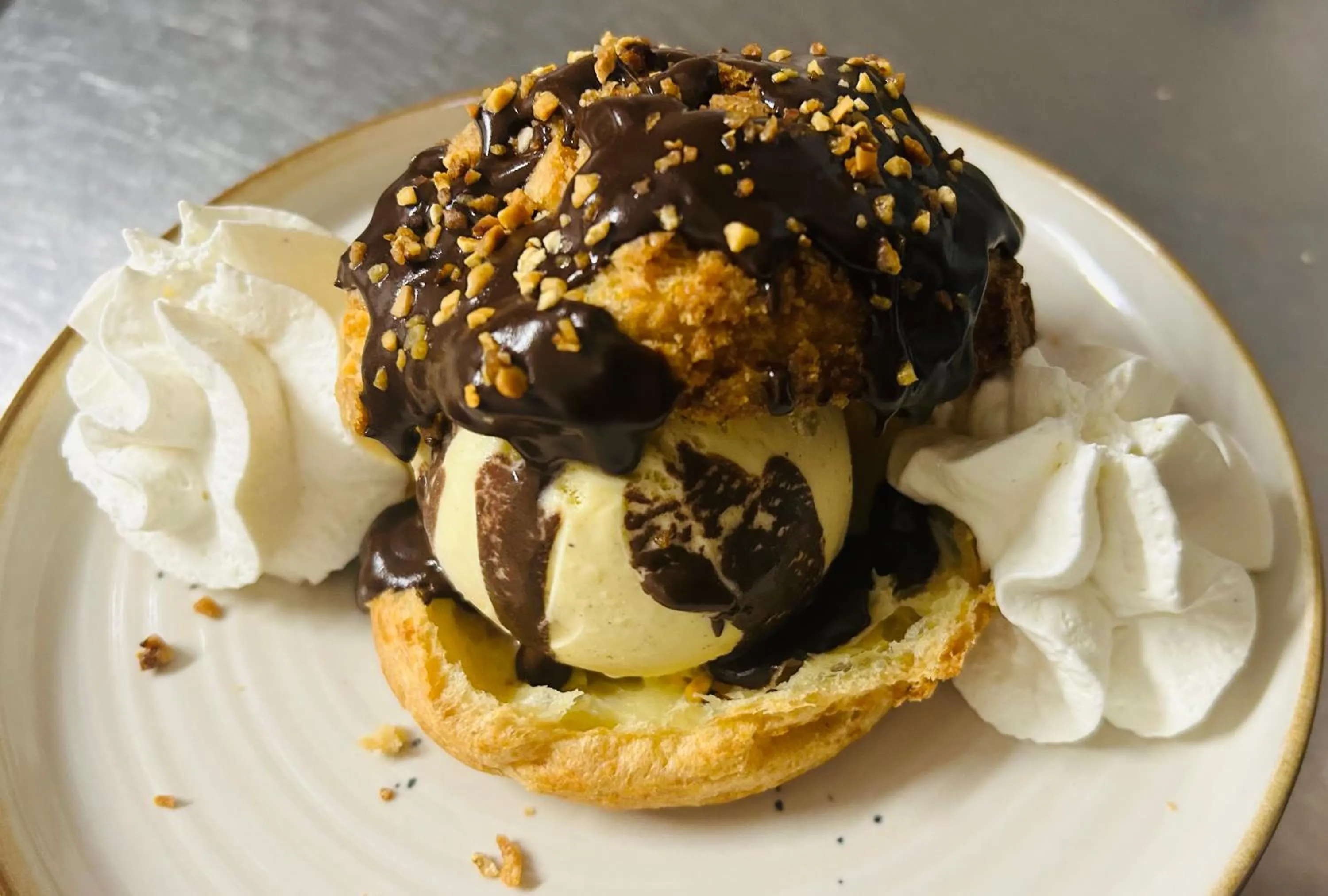 Restaurant/places to eat in Villa Hotel