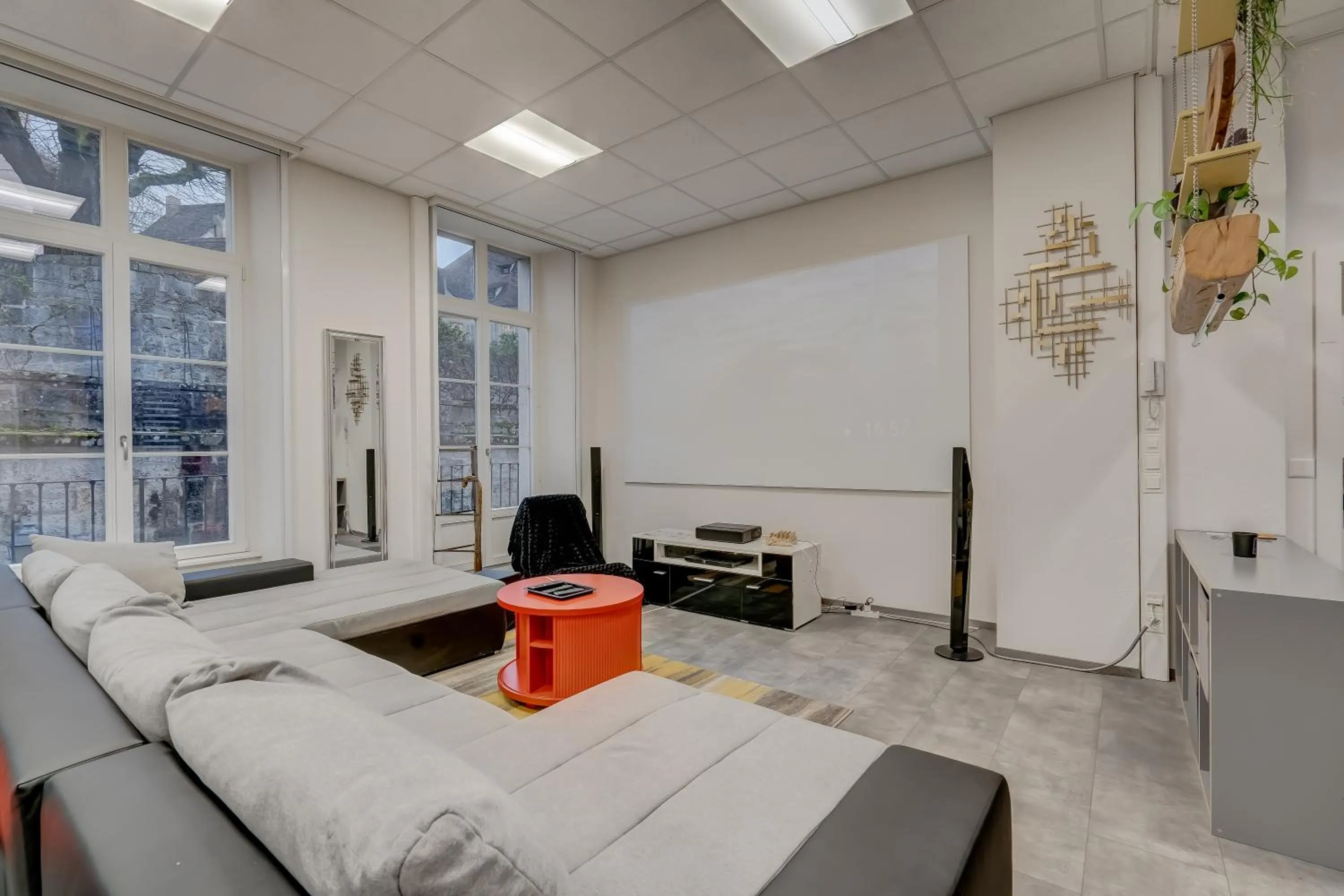 TV and multimedia in The 5 Continents I by Stay Swiss