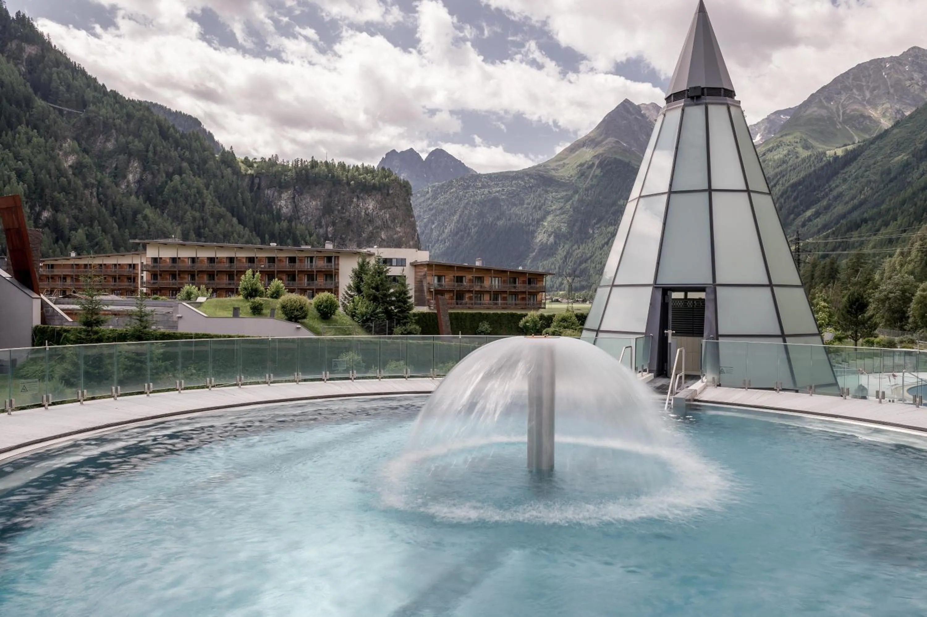Hot Spring Bath in Aqua Dome 4 Sterne Superior Hotel & Tirol Therme Längenfeld