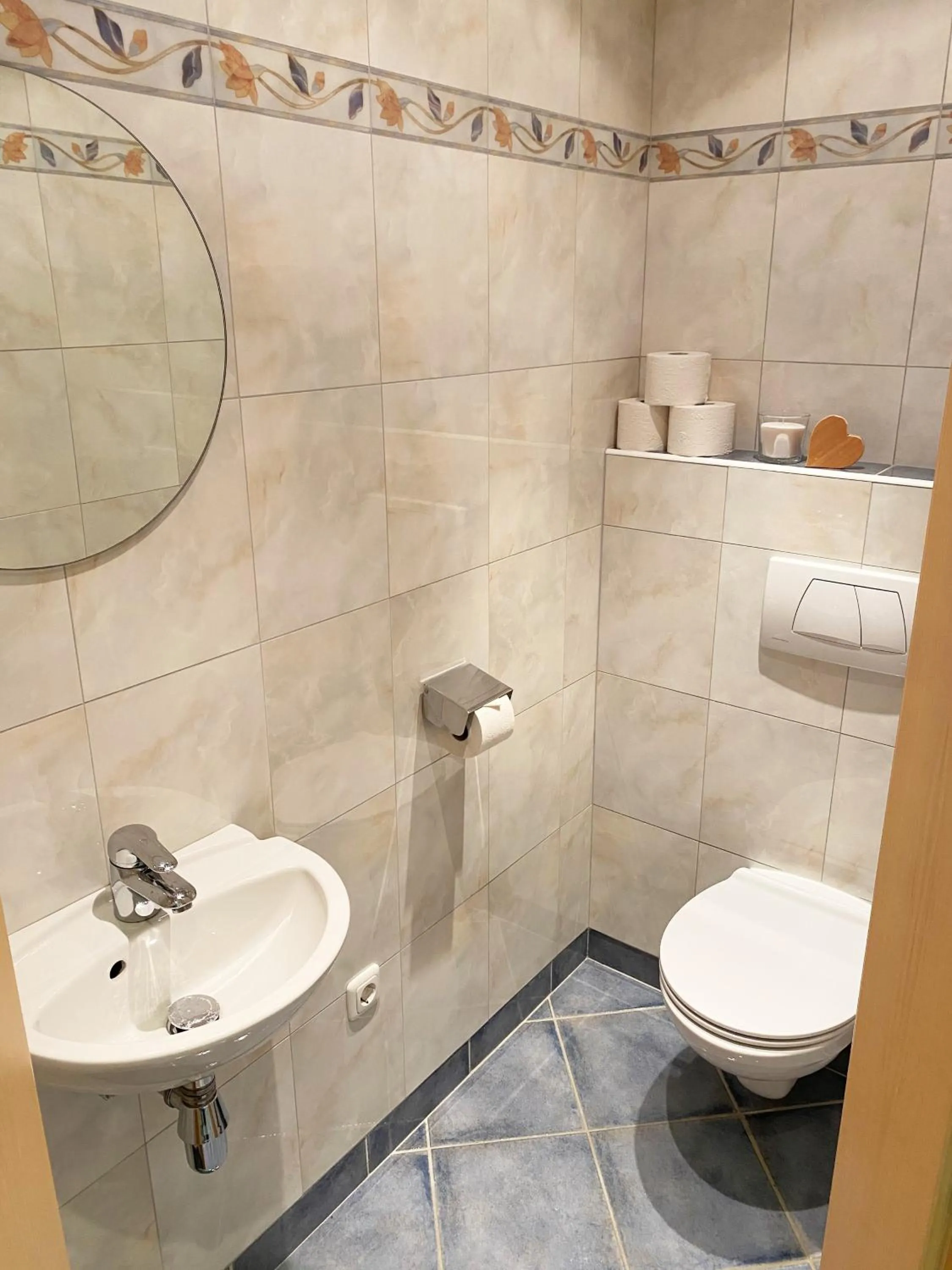 Toilet in Hotel.Pension.Golingen