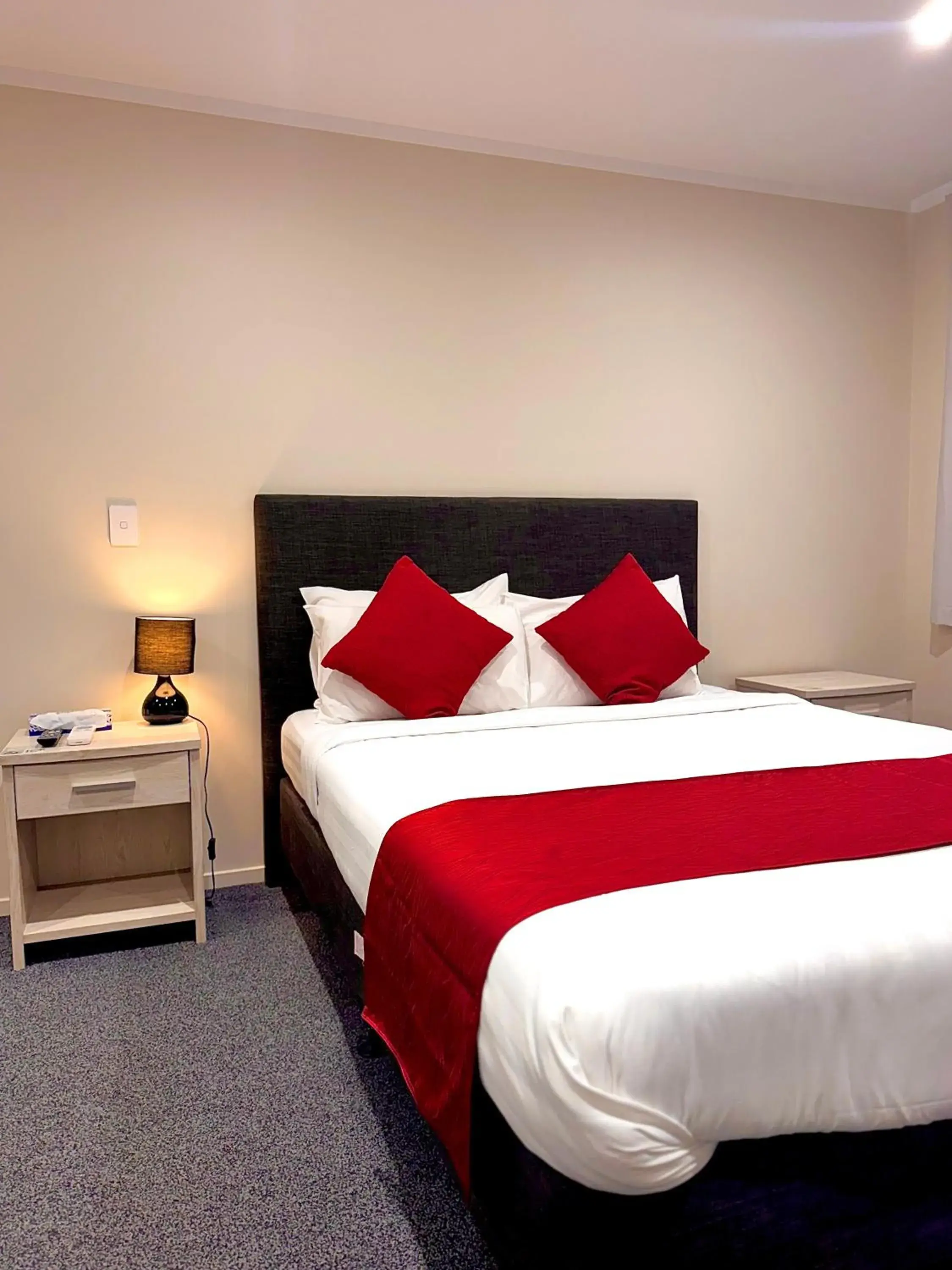 Toilet, Bed in Bakers Lodge Toilet, Bed in Bakers Lodge