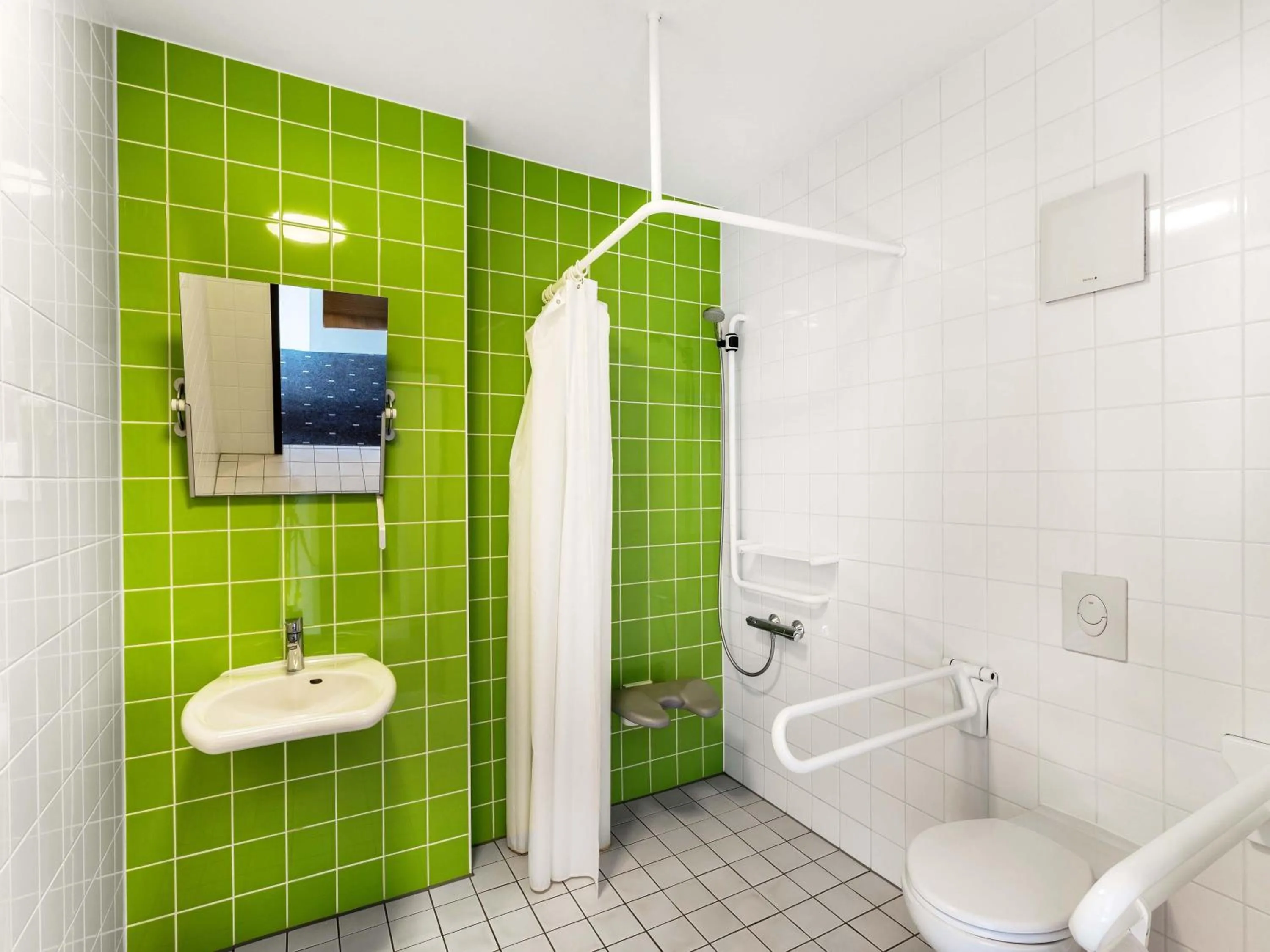 Bathroom in B&B Hotel Freiburg-Süd