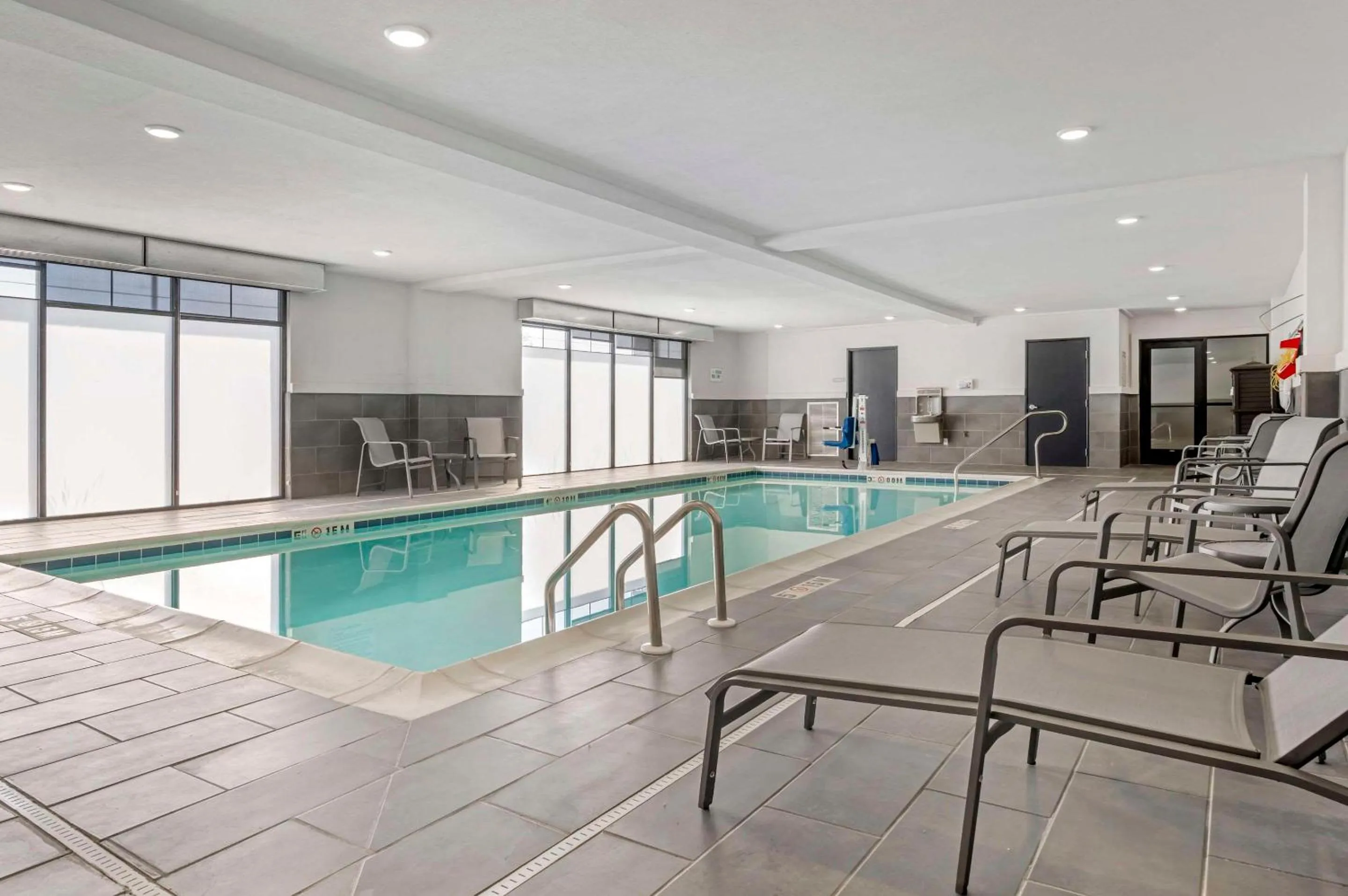 Swimming pool in Comfort Inn & Suites Clarksville - Louisville North