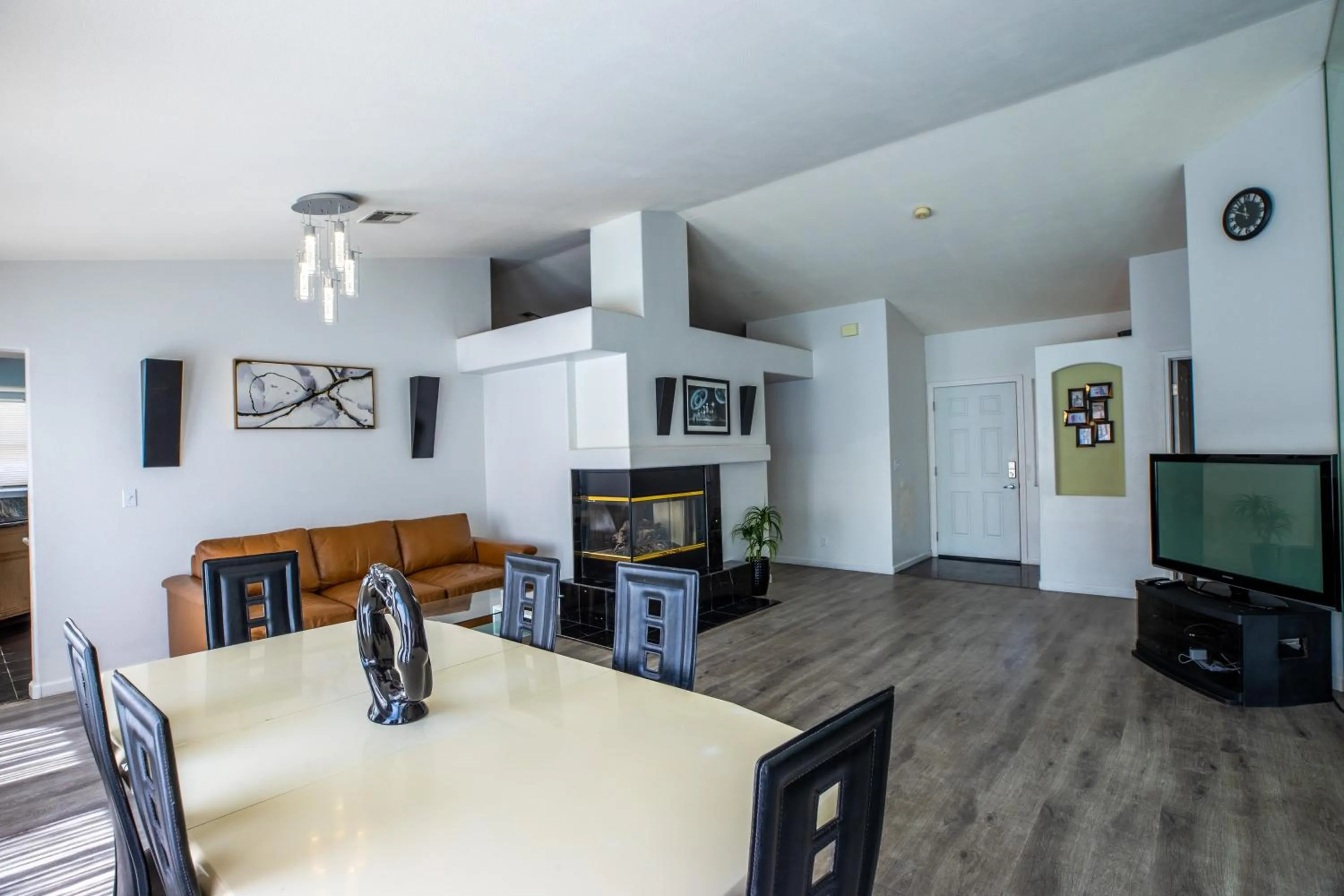 Living room in Luxury 1900 SQ FT House Huge 46 FT Pool & Hot SPA