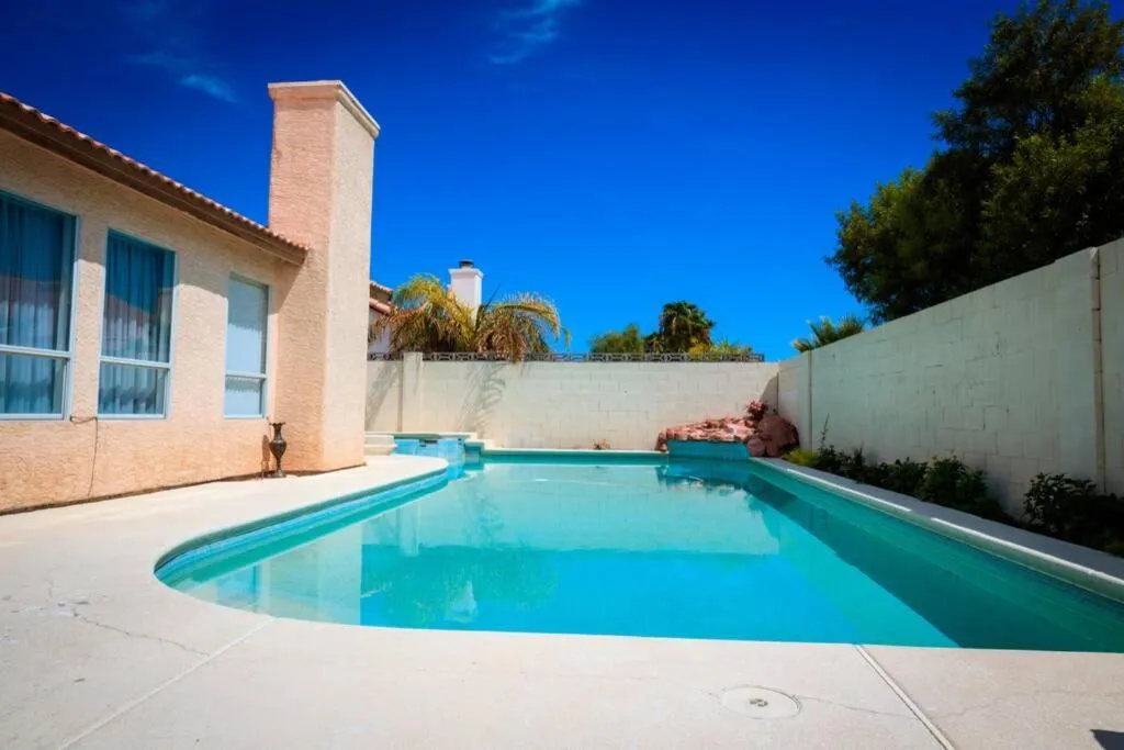 Swimming pool in Luxury 1900 SQ FT House Huge 46 FT Pool & Hot SPA