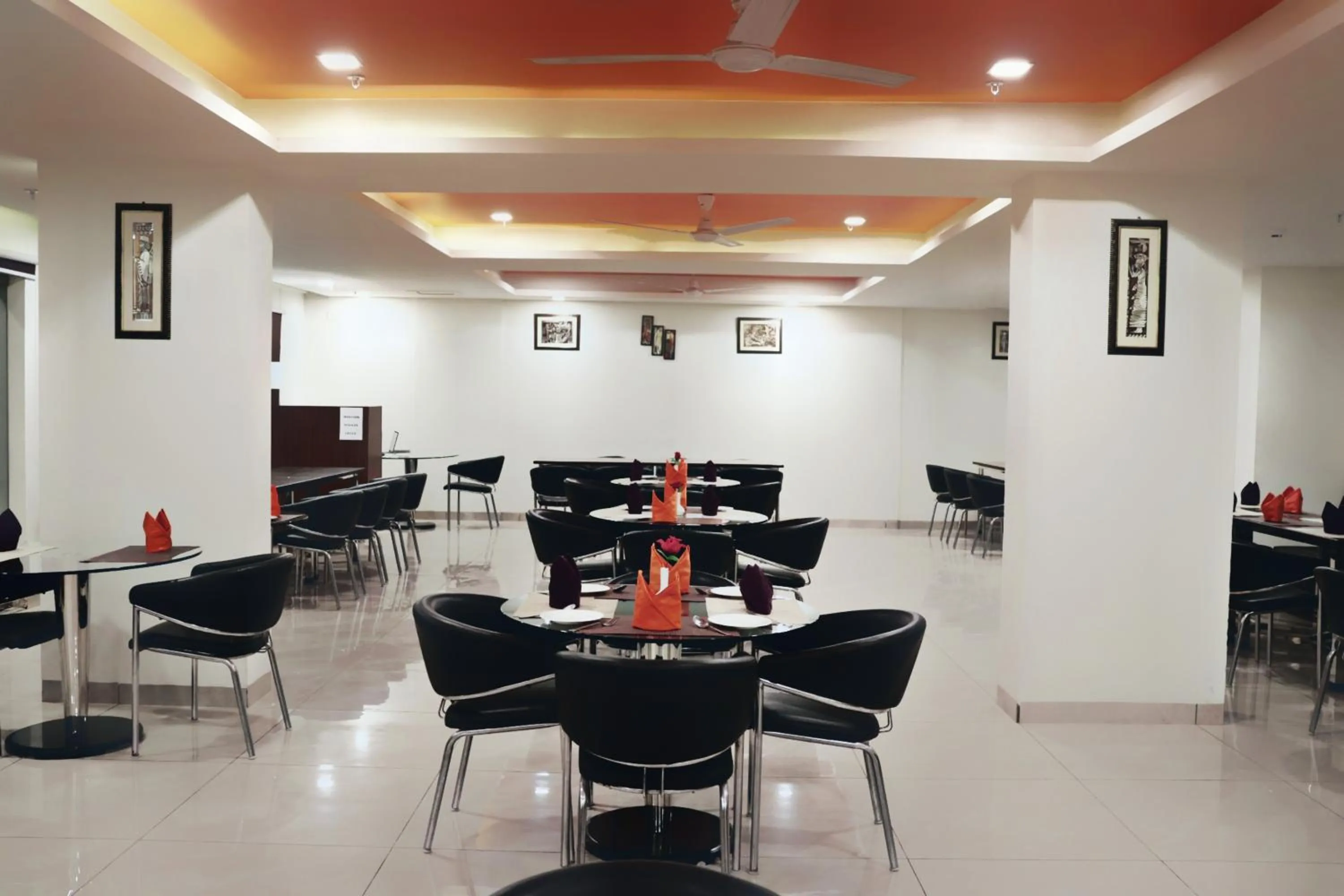 Restaurant/places to eat in Hotel Livbox