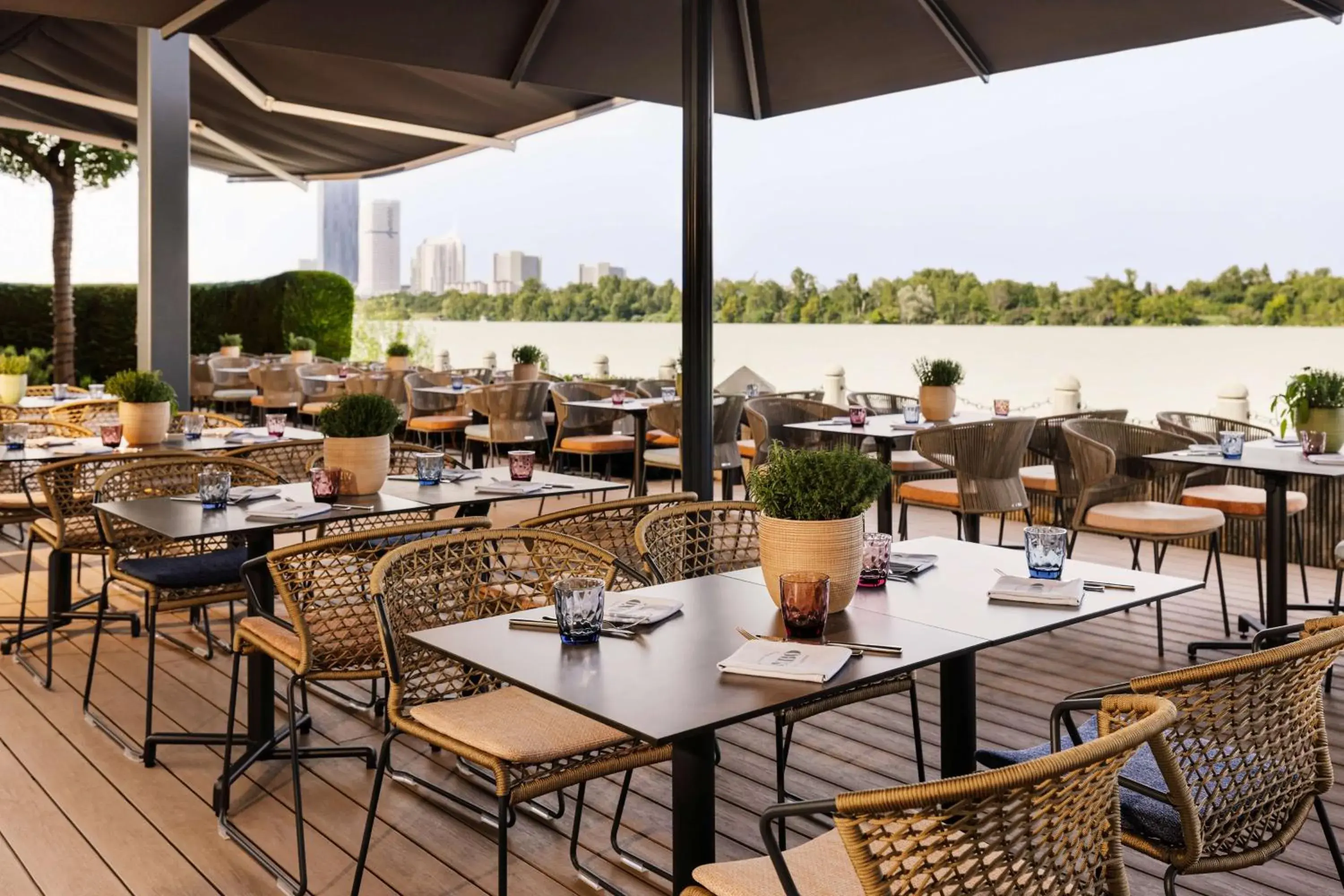 Restaurant/places to eat in Hilton Vienna Waterfront Restaurant/places to eat in Hilton Vienna Waterfront