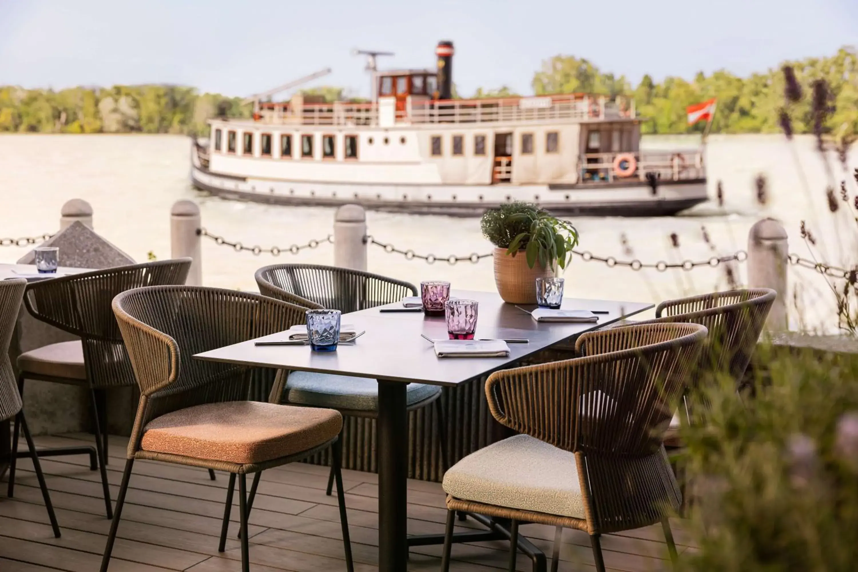 Restaurant/places to eat in Hilton Vienna Waterfront Restaurant/places to eat in Hilton Vienna Waterfront