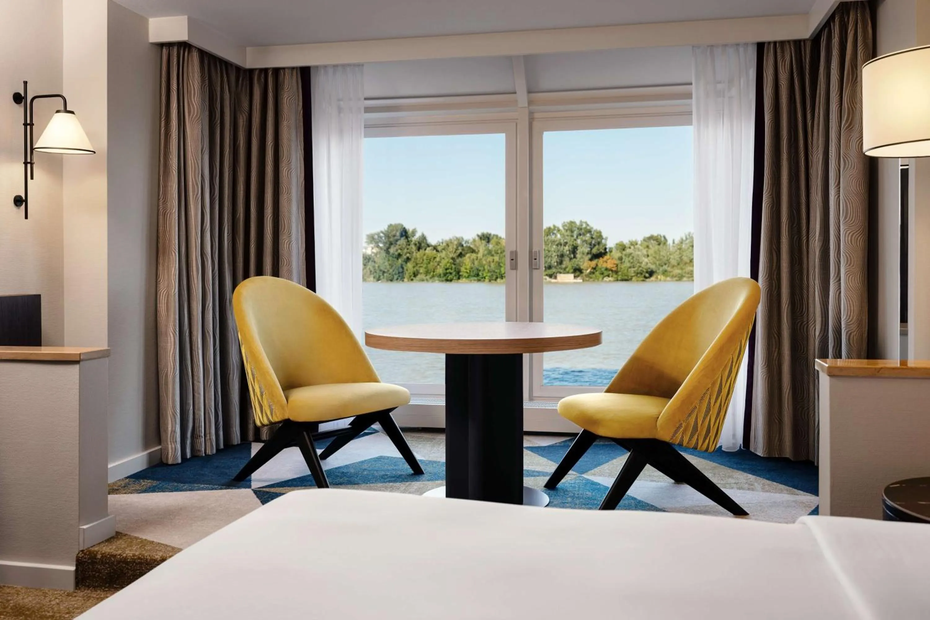 Seating area, Bed in Hilton Vienna Waterfront