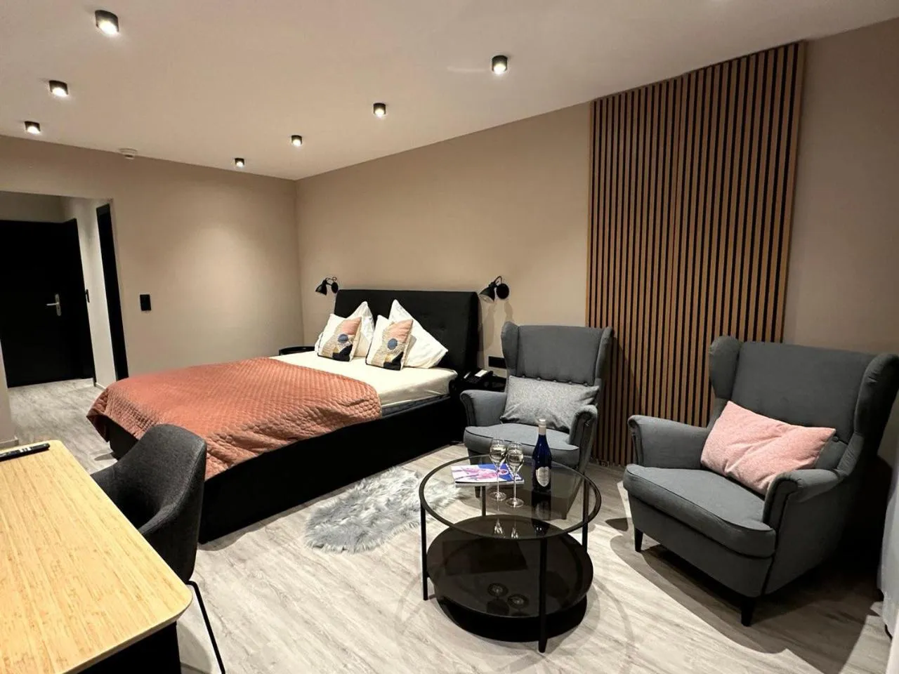 Photo of the whole room in Mountains Hotel