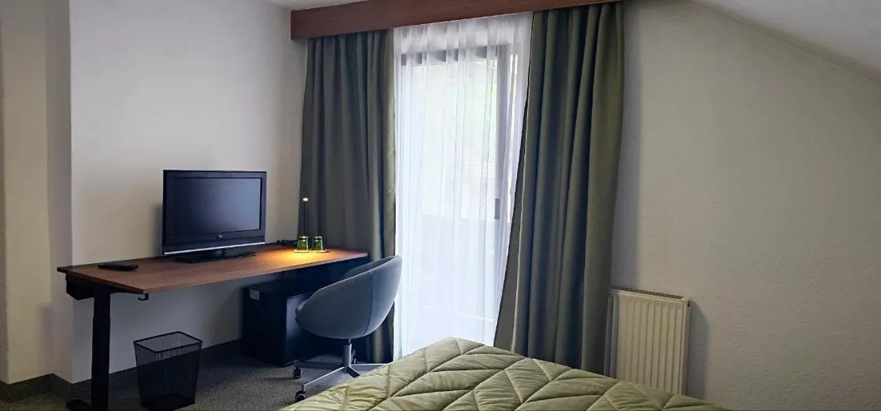 Communal lounge/ TV room in Mountains Hotel