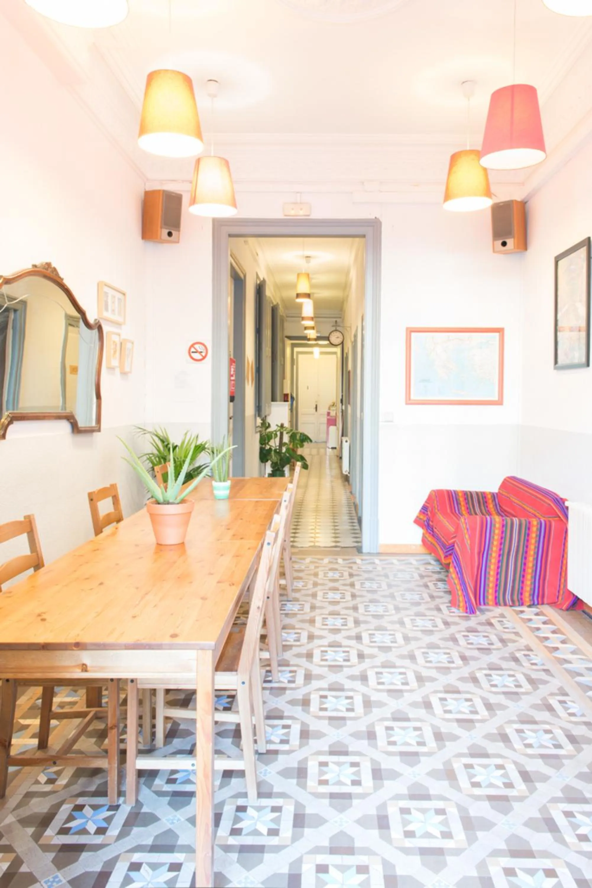 Communal lounge/ TV room in Soul Backpackers Barcelona