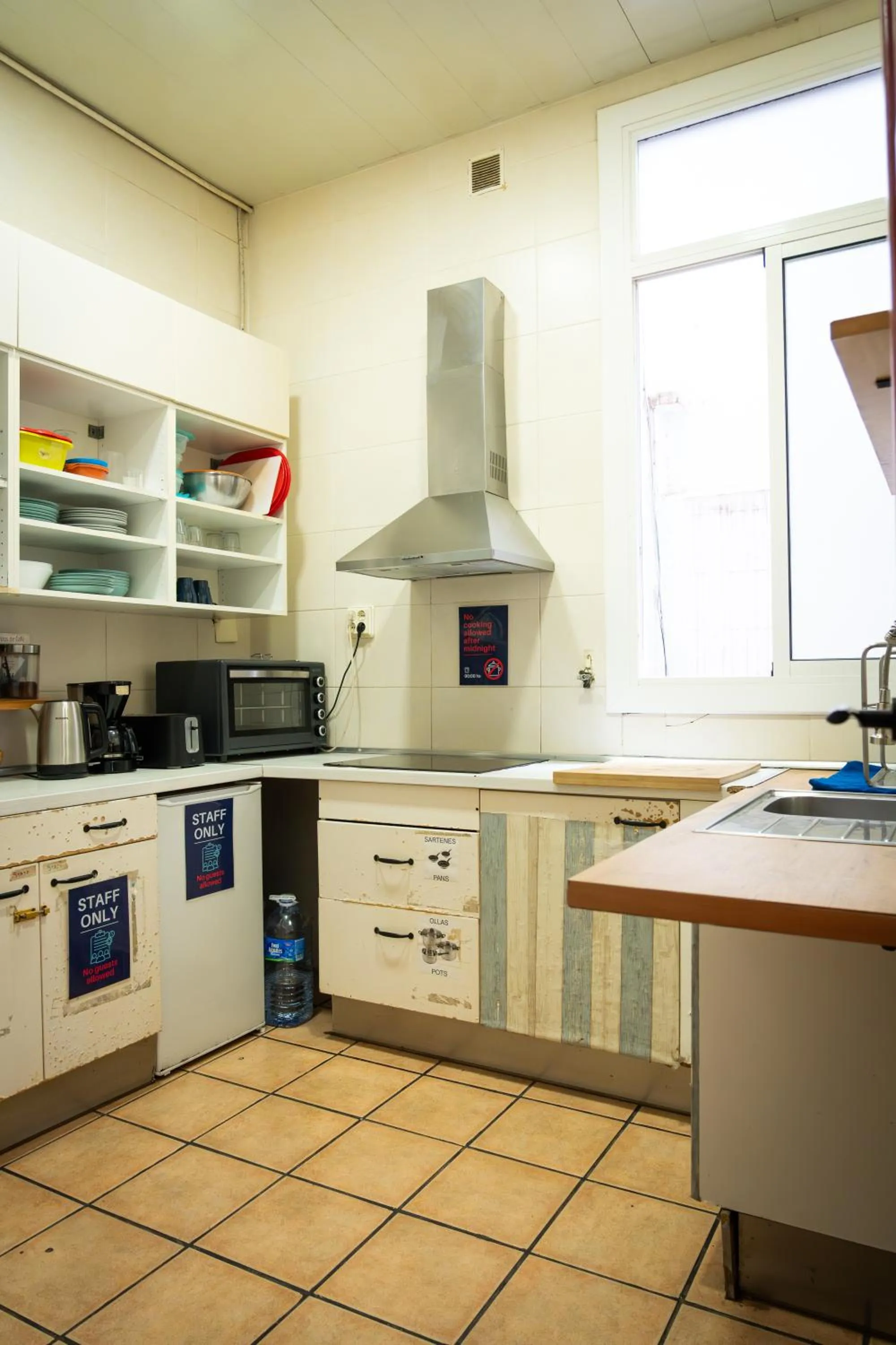 Kitchen or kitchenette in Soul Backpackers Barcelona