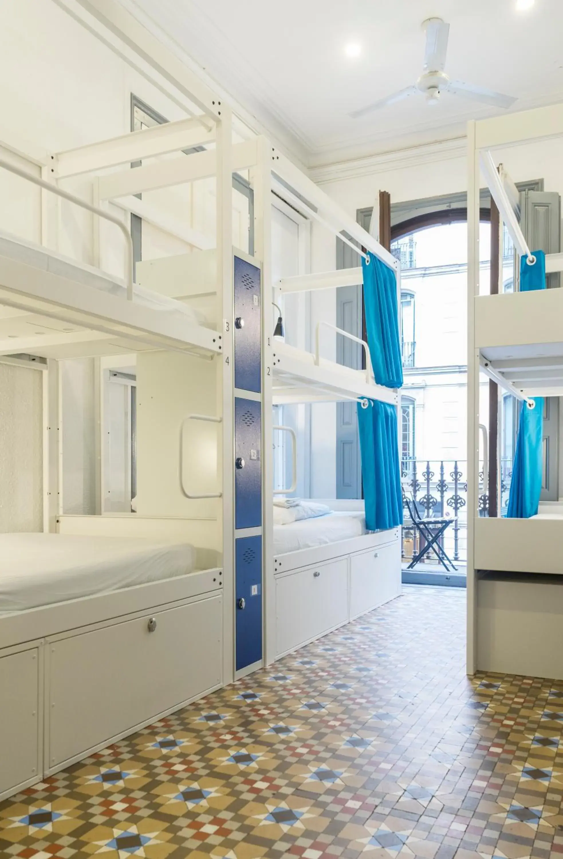 Bed in 10-Bed Mixed Dormitory Room in Soul Backpackers Barcelona Bed in 10-Bed Mixed Dormitory Room in Soul Backpackers Barcelona