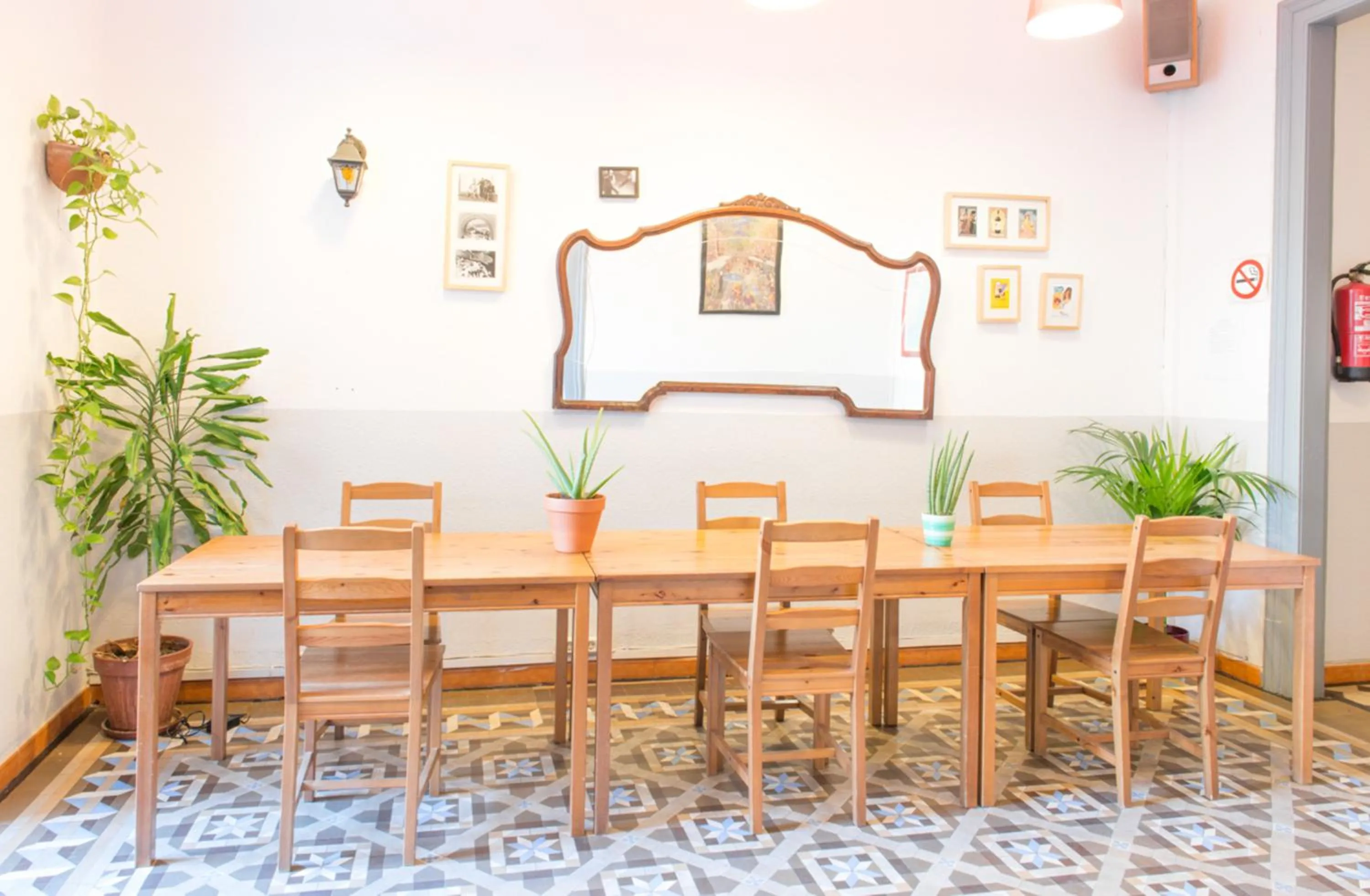 Communal lounge/ TV room in Soul Backpackers Barcelona