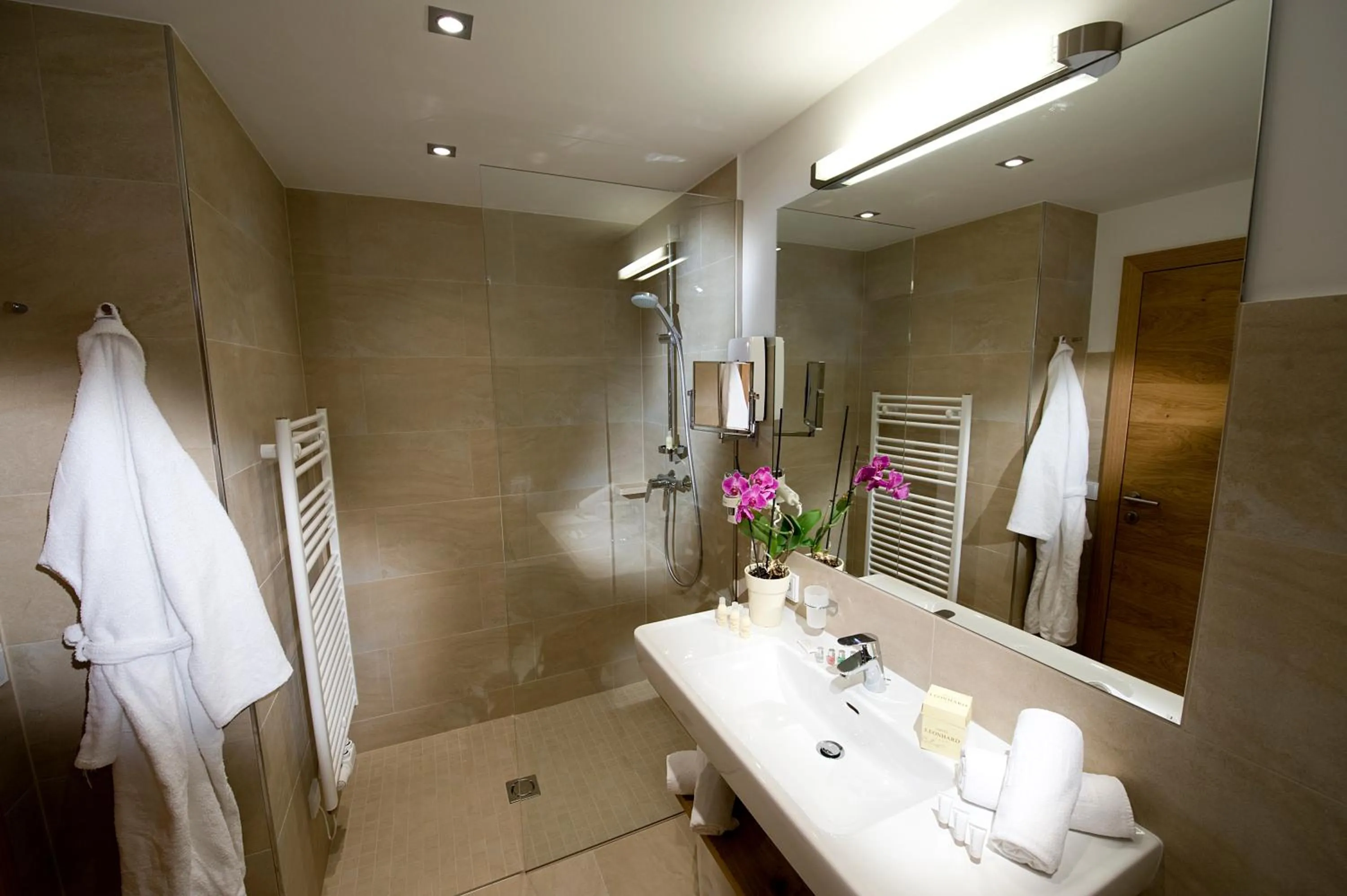 Bathroom in Hotel Leonhard