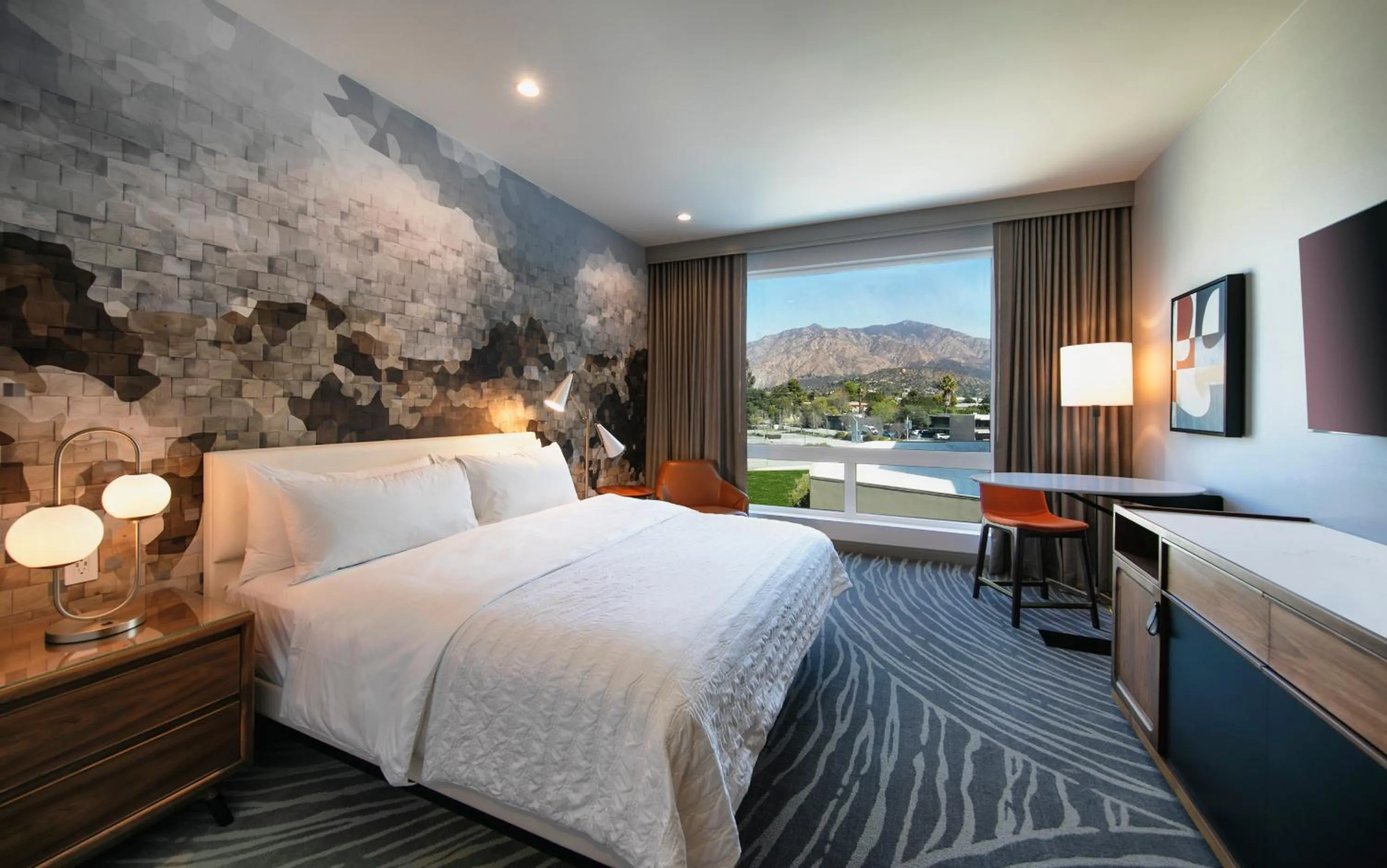 Photo of the whole room, Bed in Le Meridien Pasadena Arcadia