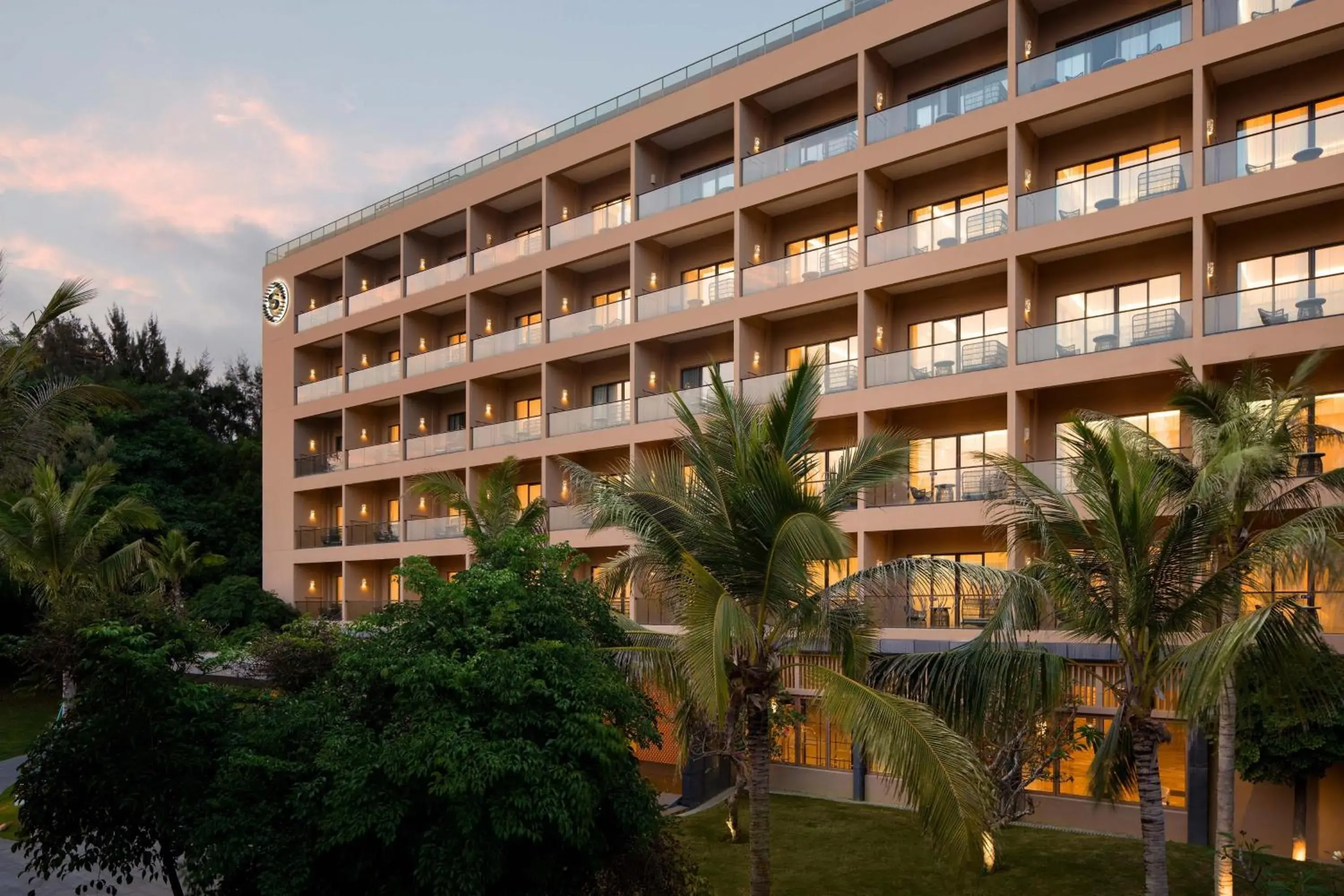 Sheraton Maoming Romantic Beach Resort Sheraton Maoming Romantic Beach Resort