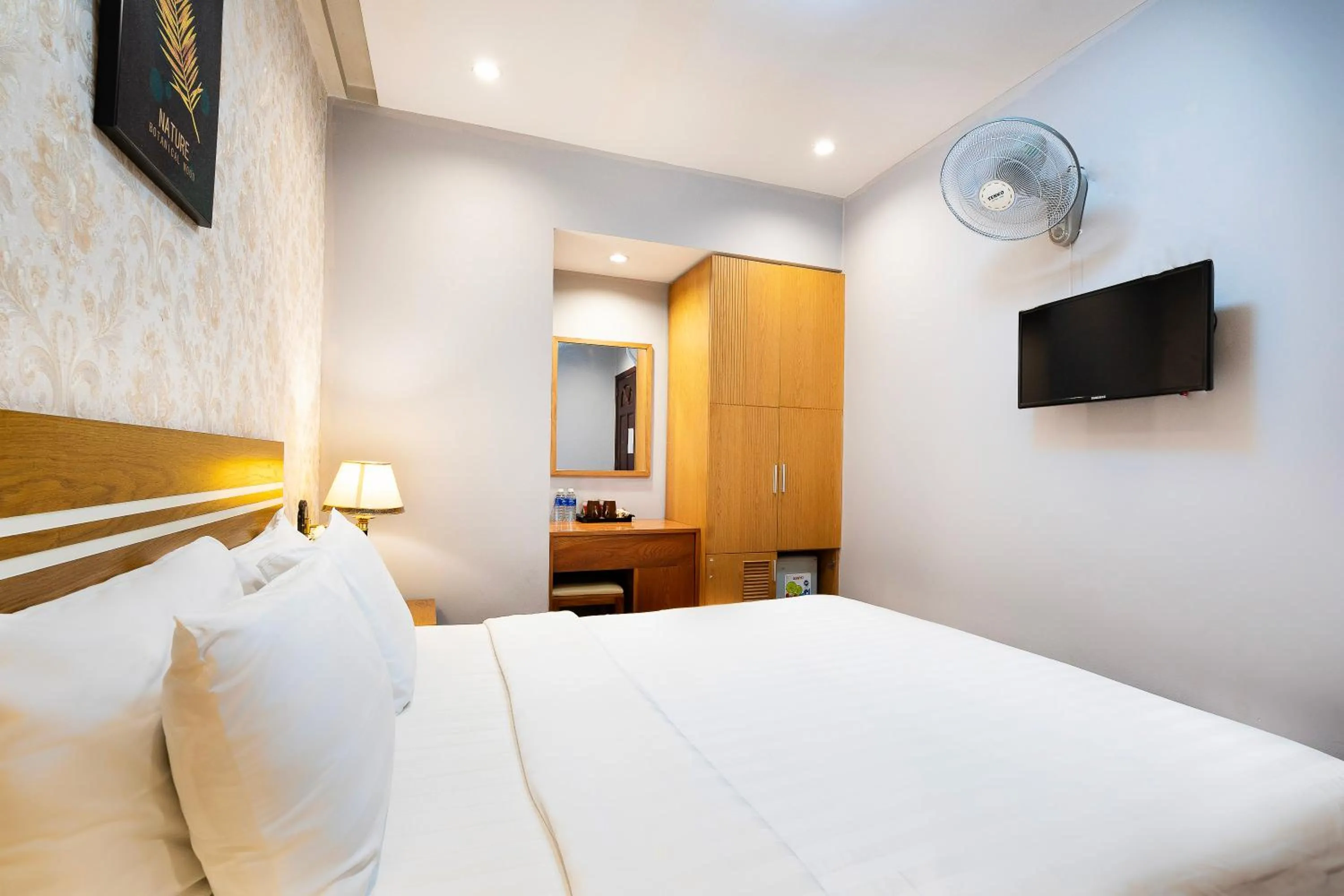 Photo of the whole room, Bed in Lucky Star Hotel 266 De Tham