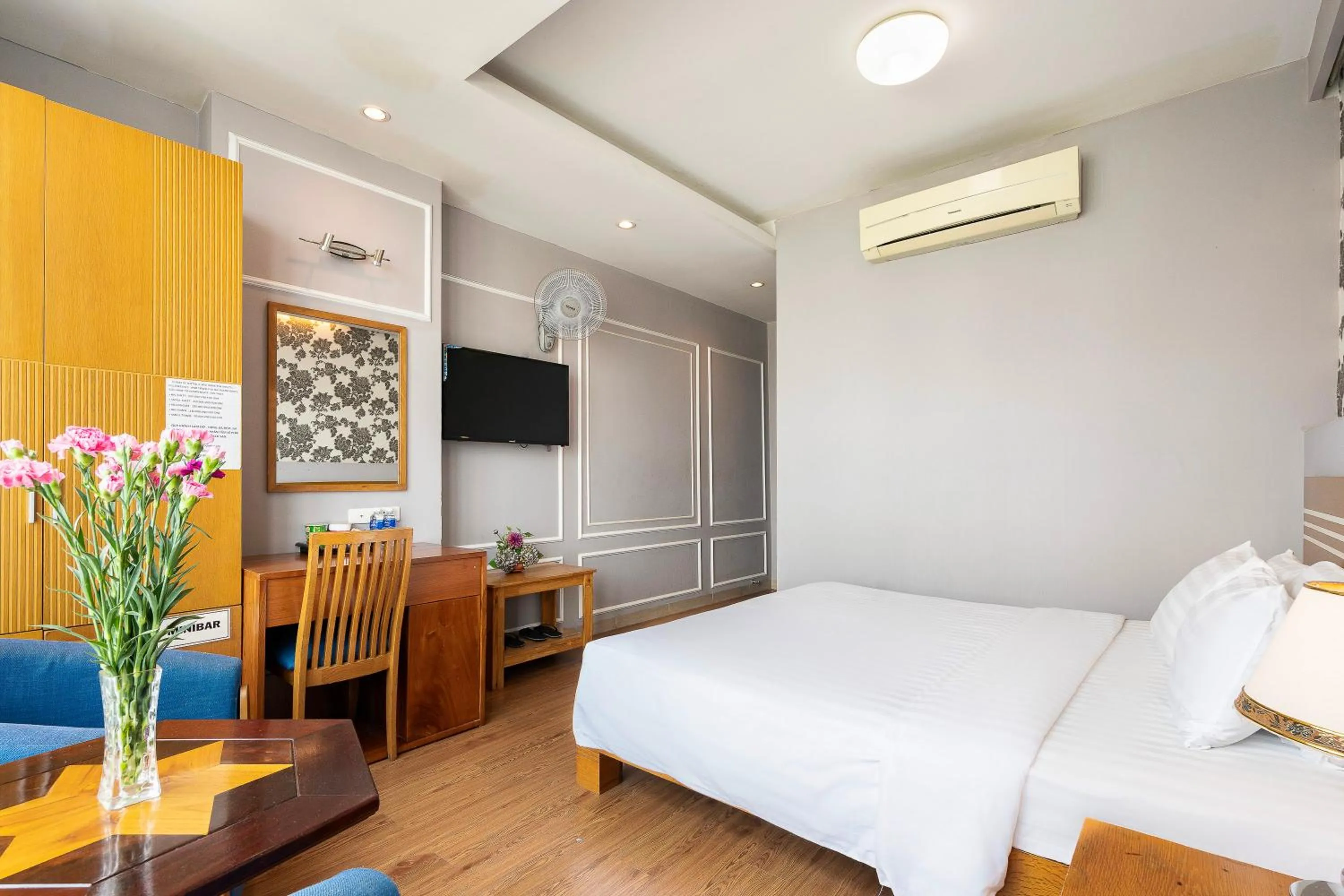 Photo of the whole room, Bed in Lucky Star Hotel 266 De Tham
