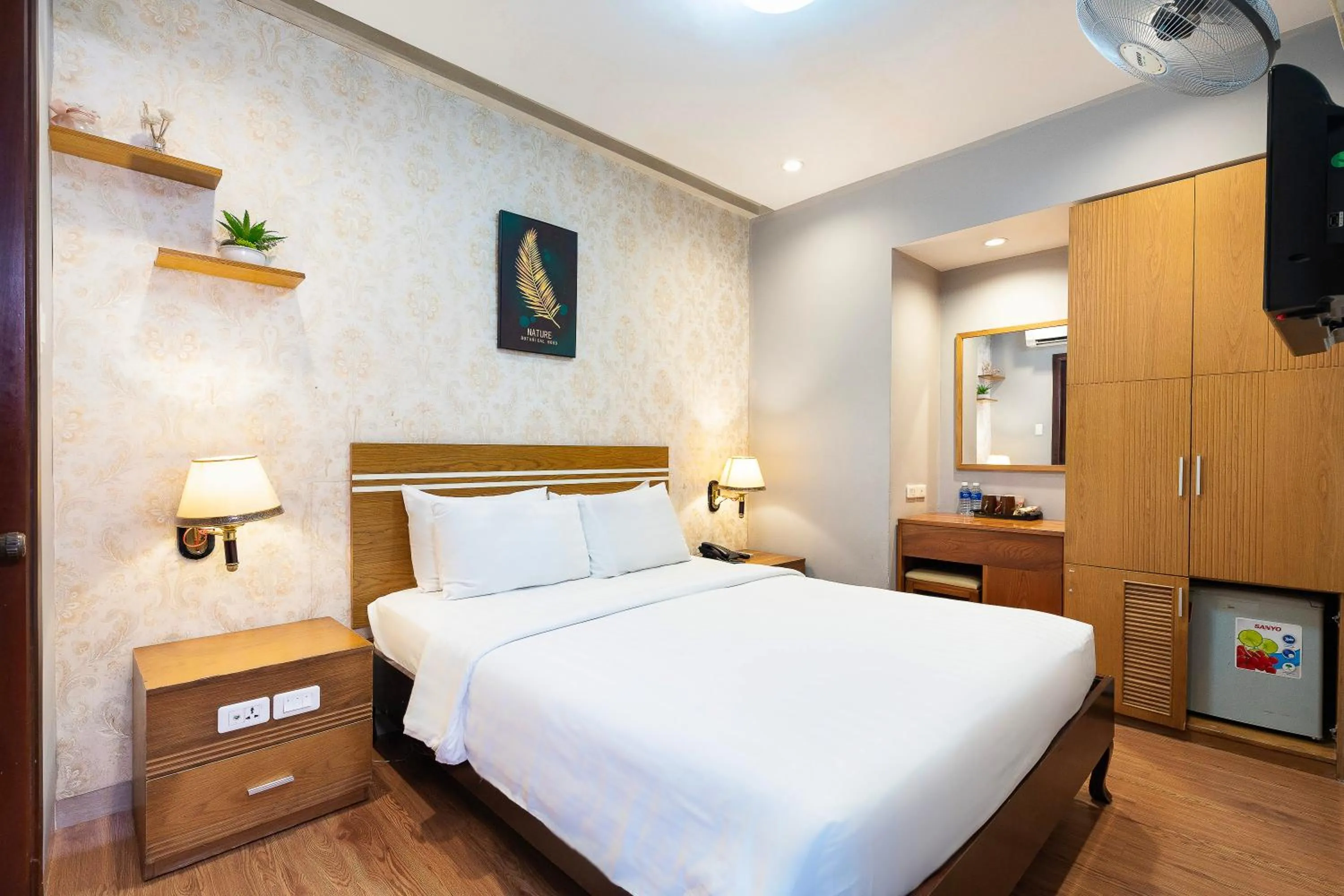 Photo of the whole room, Bed in Lucky Star Hotel 266 De Tham