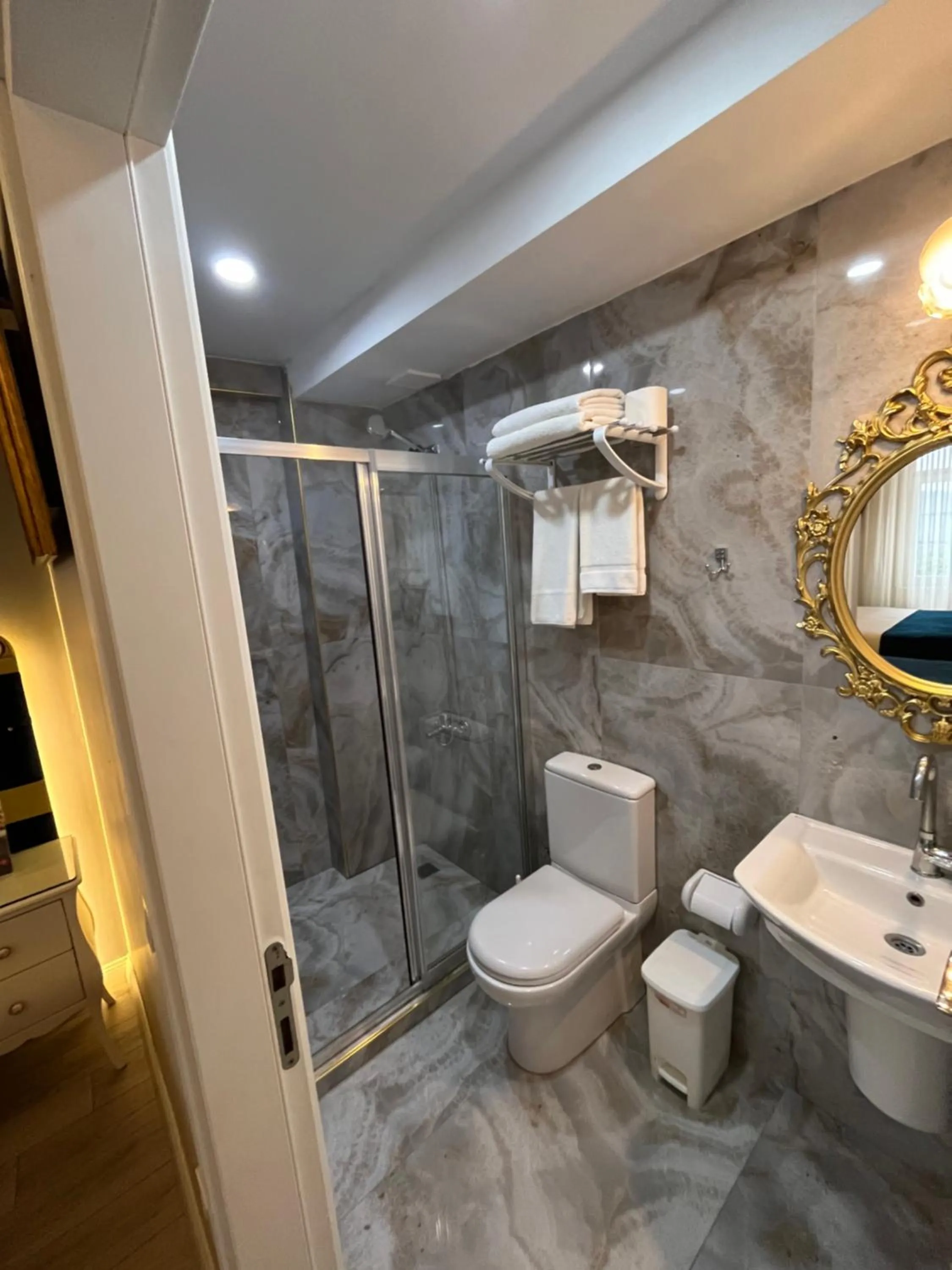 Shower in Constantinopolis Hotel