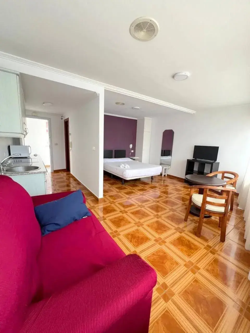 Kitchen or kitchenette, Bed in Hotel Corcubión Playa de Quenxe Kitchen or kitchenette, Bed in Hotel Corcubión Playa de Quenxe