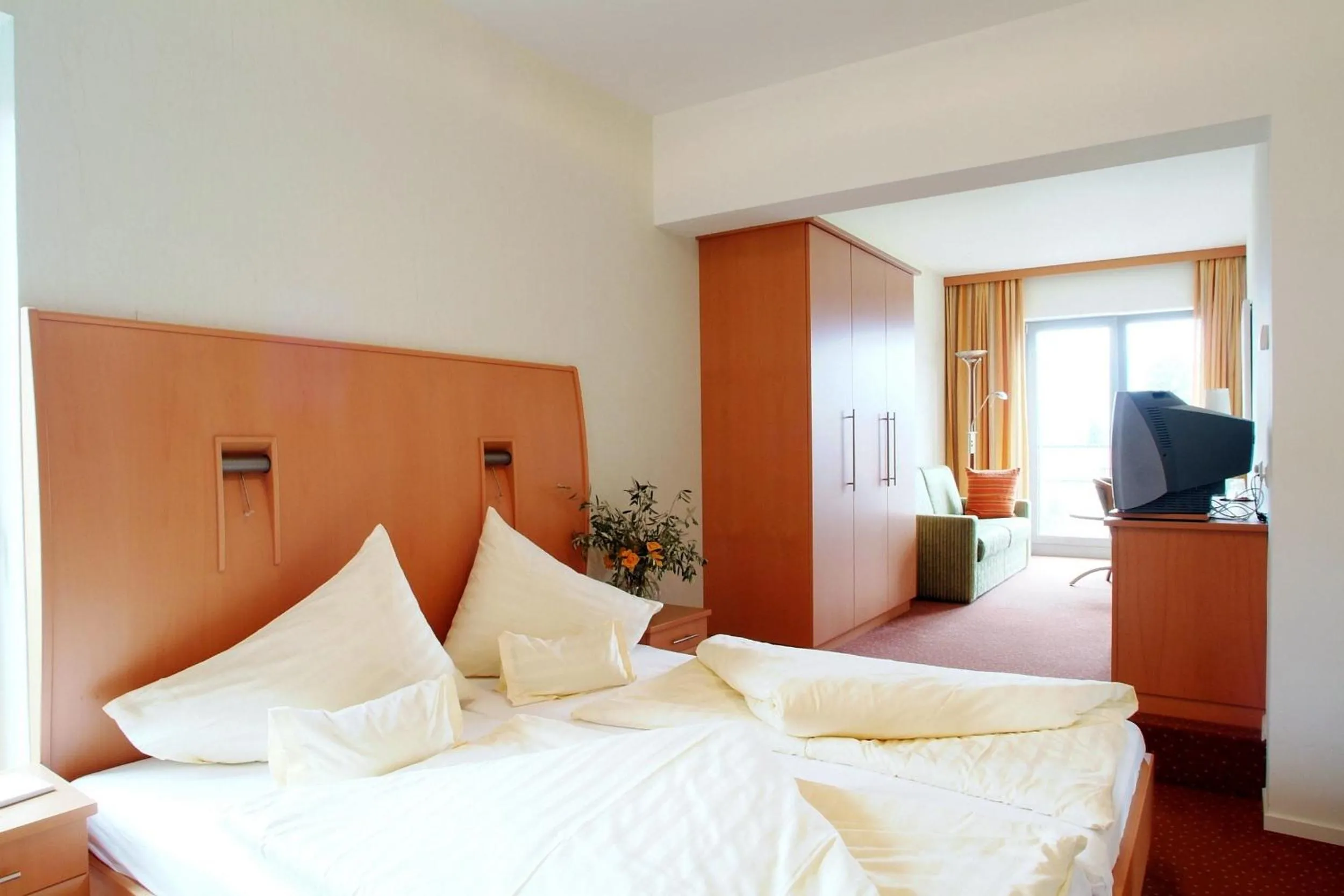 Bedroom, Bed in Hotel Restaurant Mohren