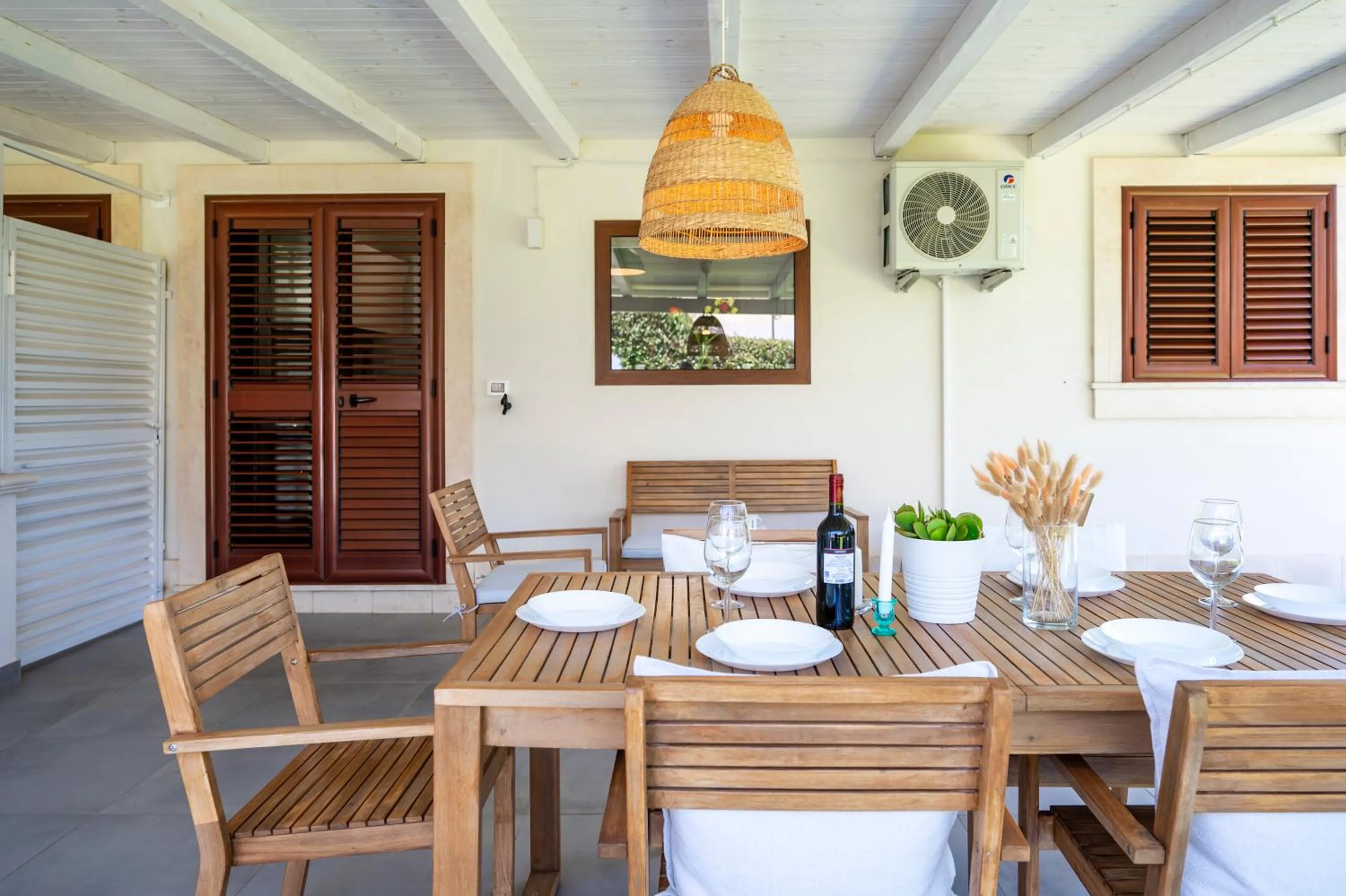 Food and drinks in Villa Dolmen Beach