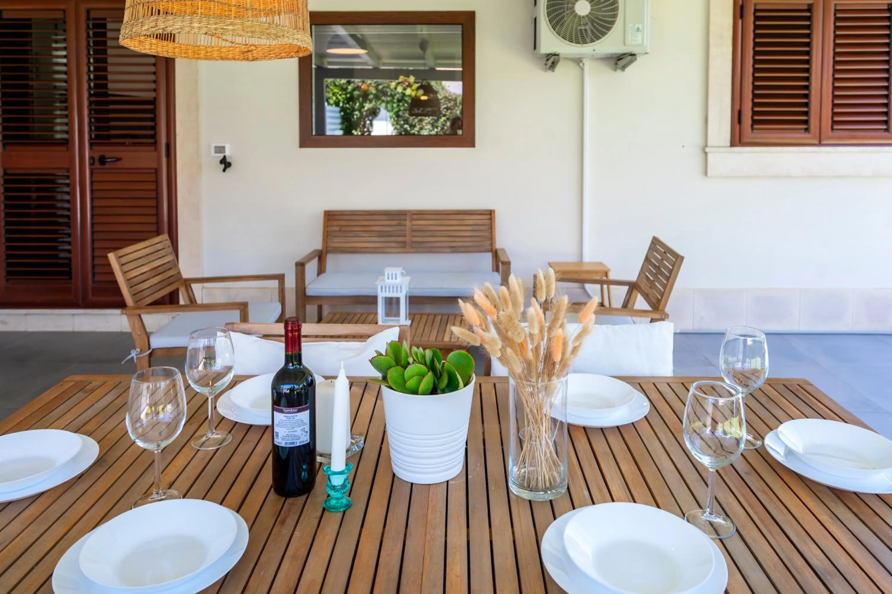 Dining area in Villa Dolmen Beach