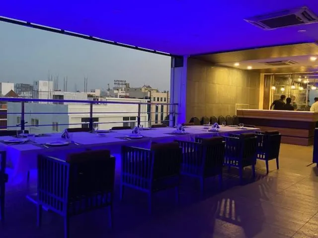 Restaurant/places to eat in Ebony Boutique Hotel