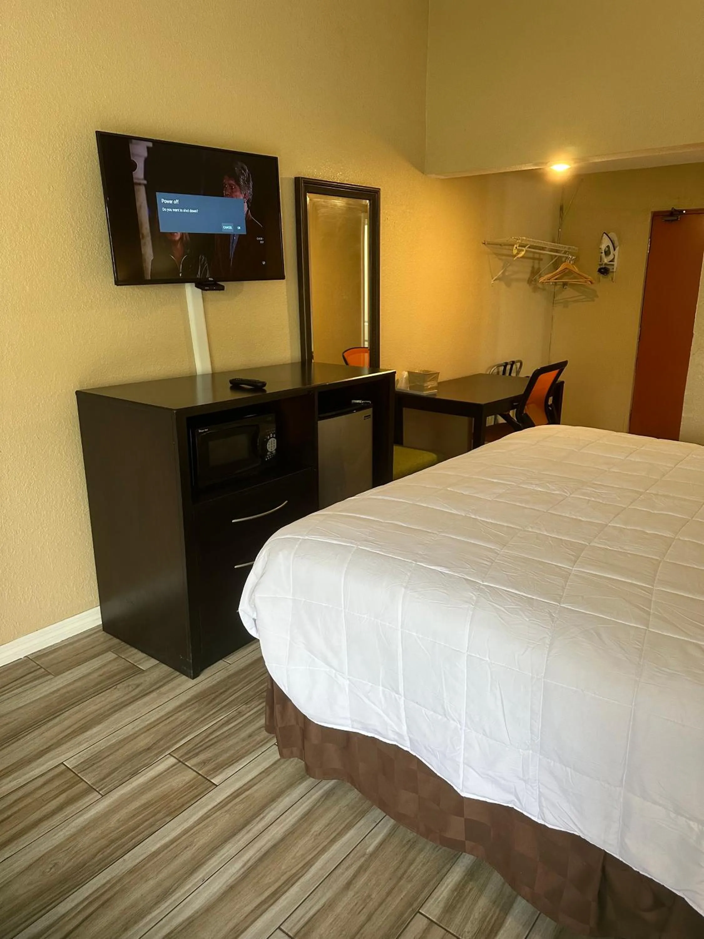 Photo of the whole room, Bed in A-1 Budget Motel