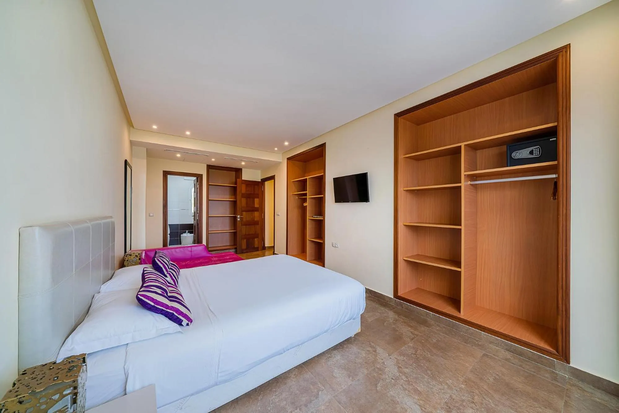 Bedroom, Bed in Mnar Castle